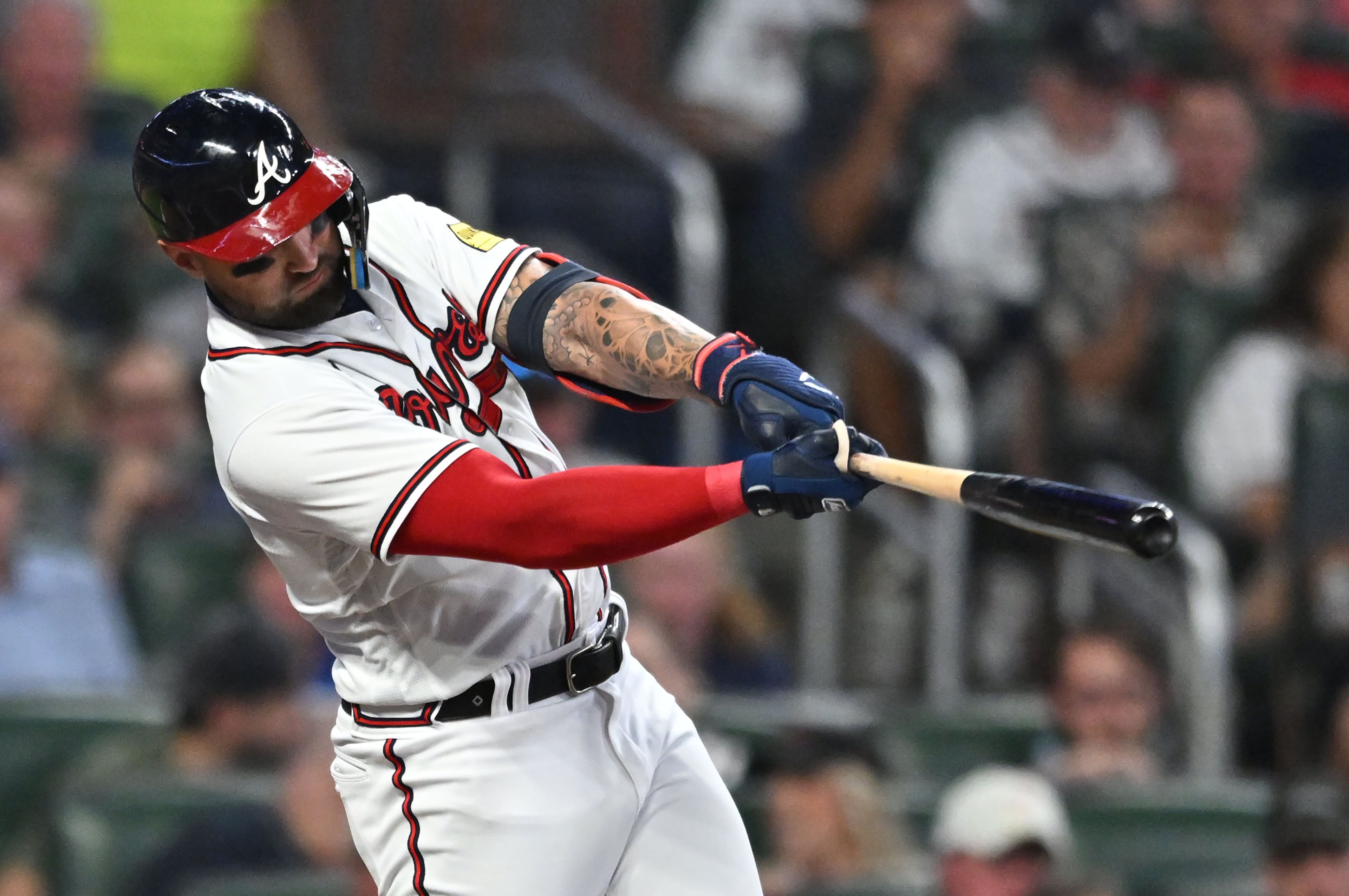 Atlanta Braves' left fielder Kevin Pillar (17) hits a 2-RBI single to score Marcell Ozuna and Travis d'Arnaud (16) during the fourth inning. (Hyosub Shin / Hyosub.Shin@ajc.com)