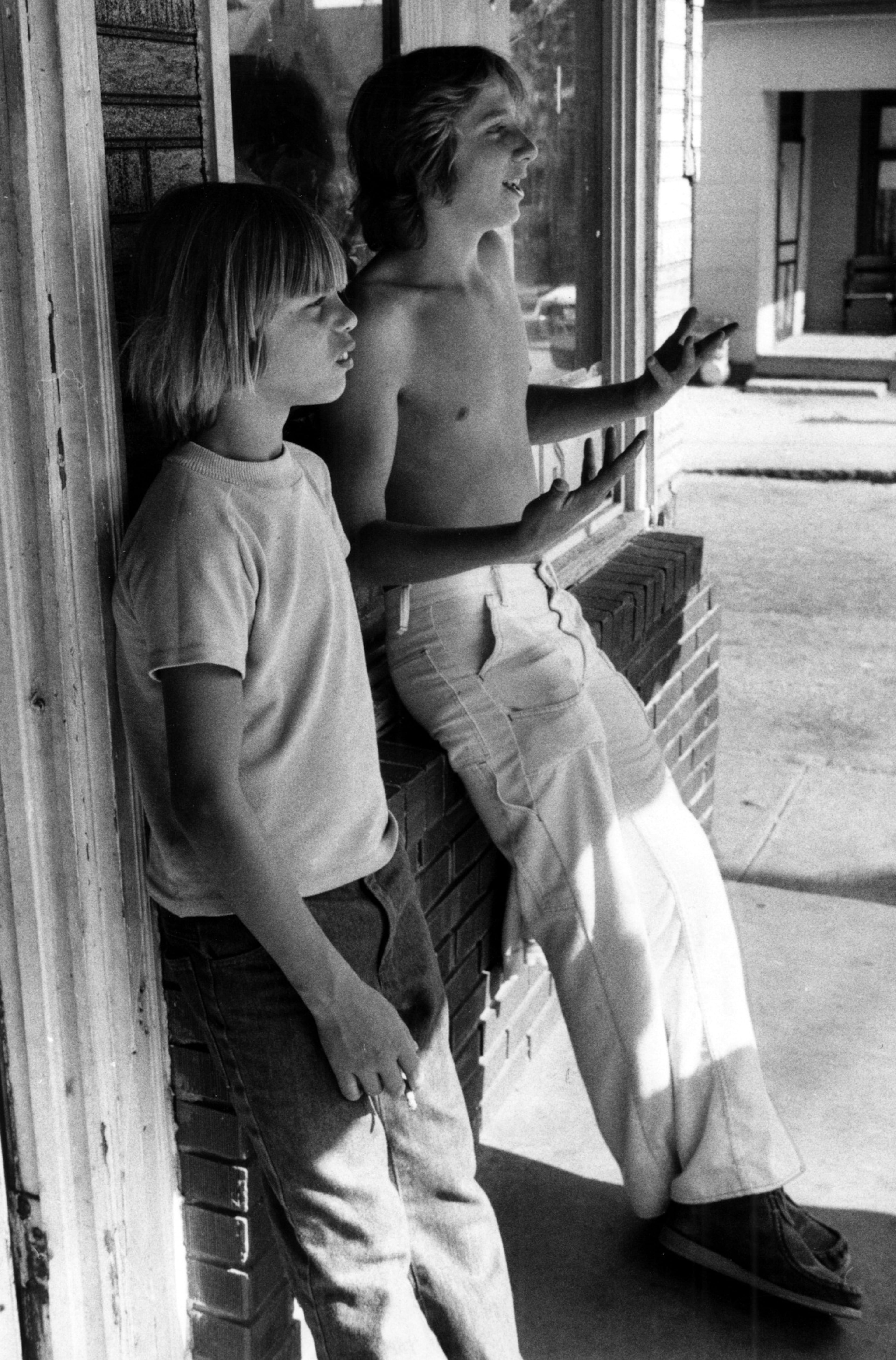 May 21, 1989 - Atlanta, Ga.: Sherrill Bales and Jerry Smith pass the time of day by McCullum grocery store in Cabbagetown.