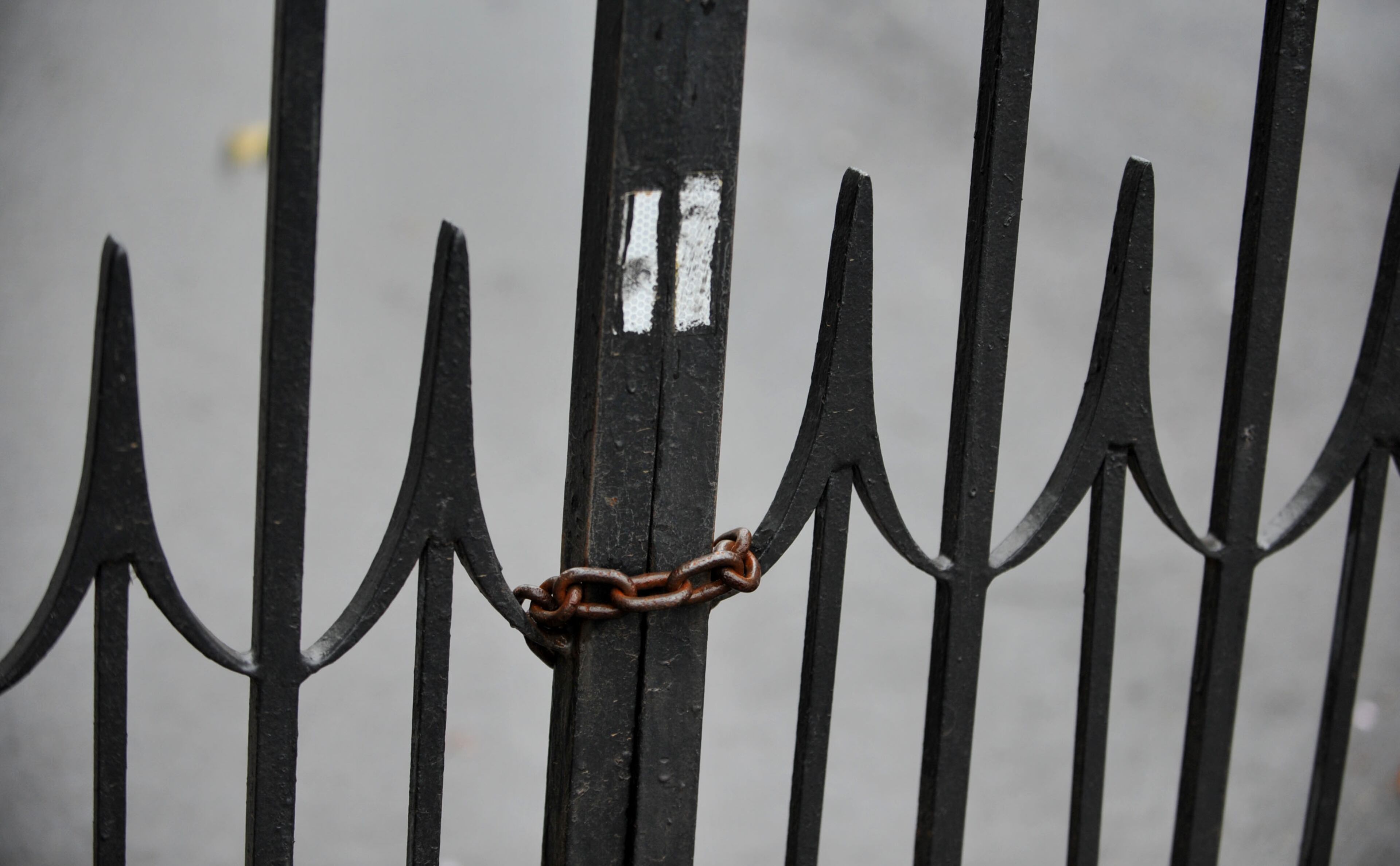 A chain locks the gates to the Governor's Mansion KENT D. JOHNSON / KDJOHNSON@AJC.COM