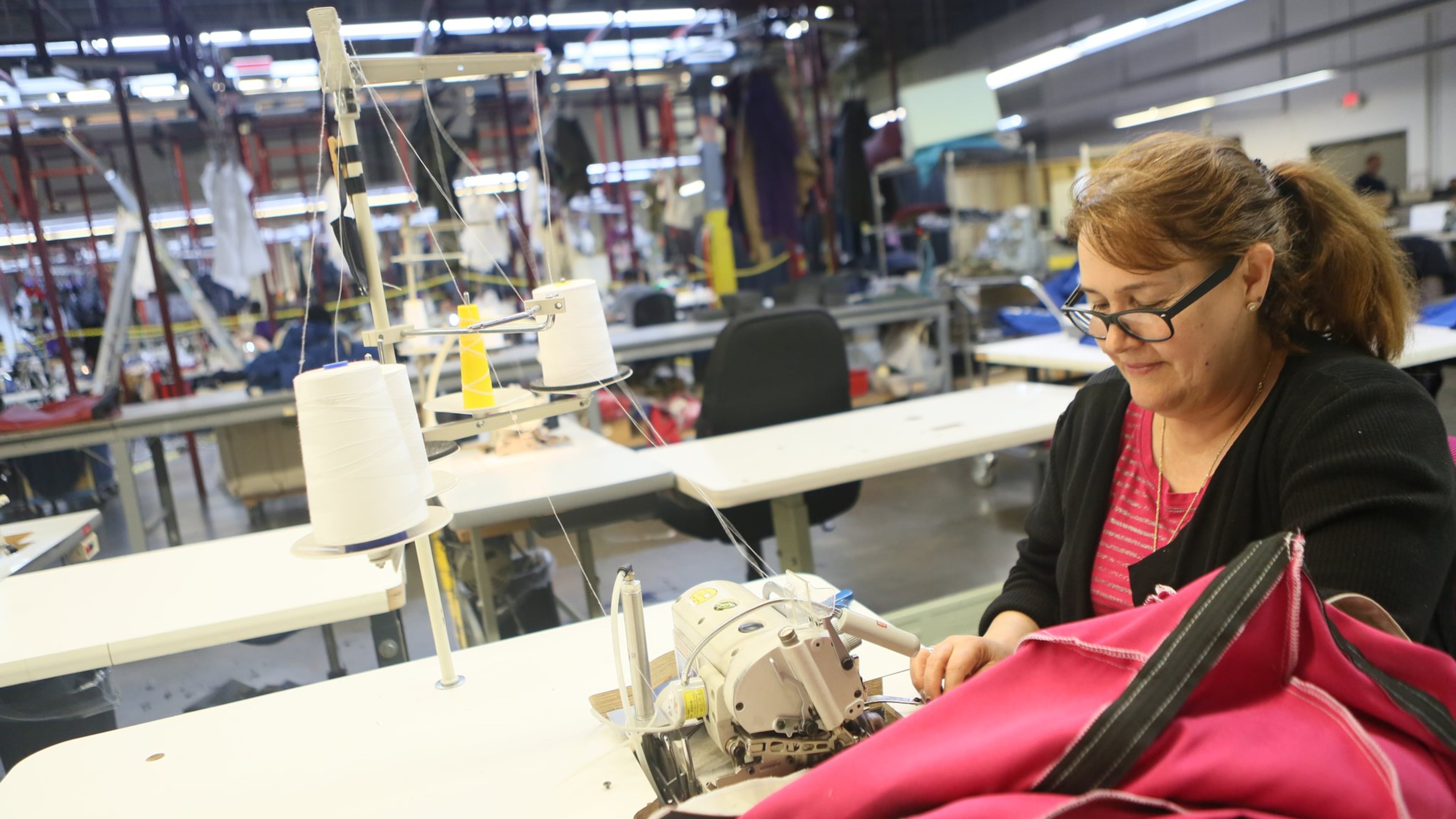 María Cambrón makes a blanket for a furniture from Jaxx collection, produced by Luvu Brands, which is located near Norcross. Photo: Miguel Martínez /MundoHispanico