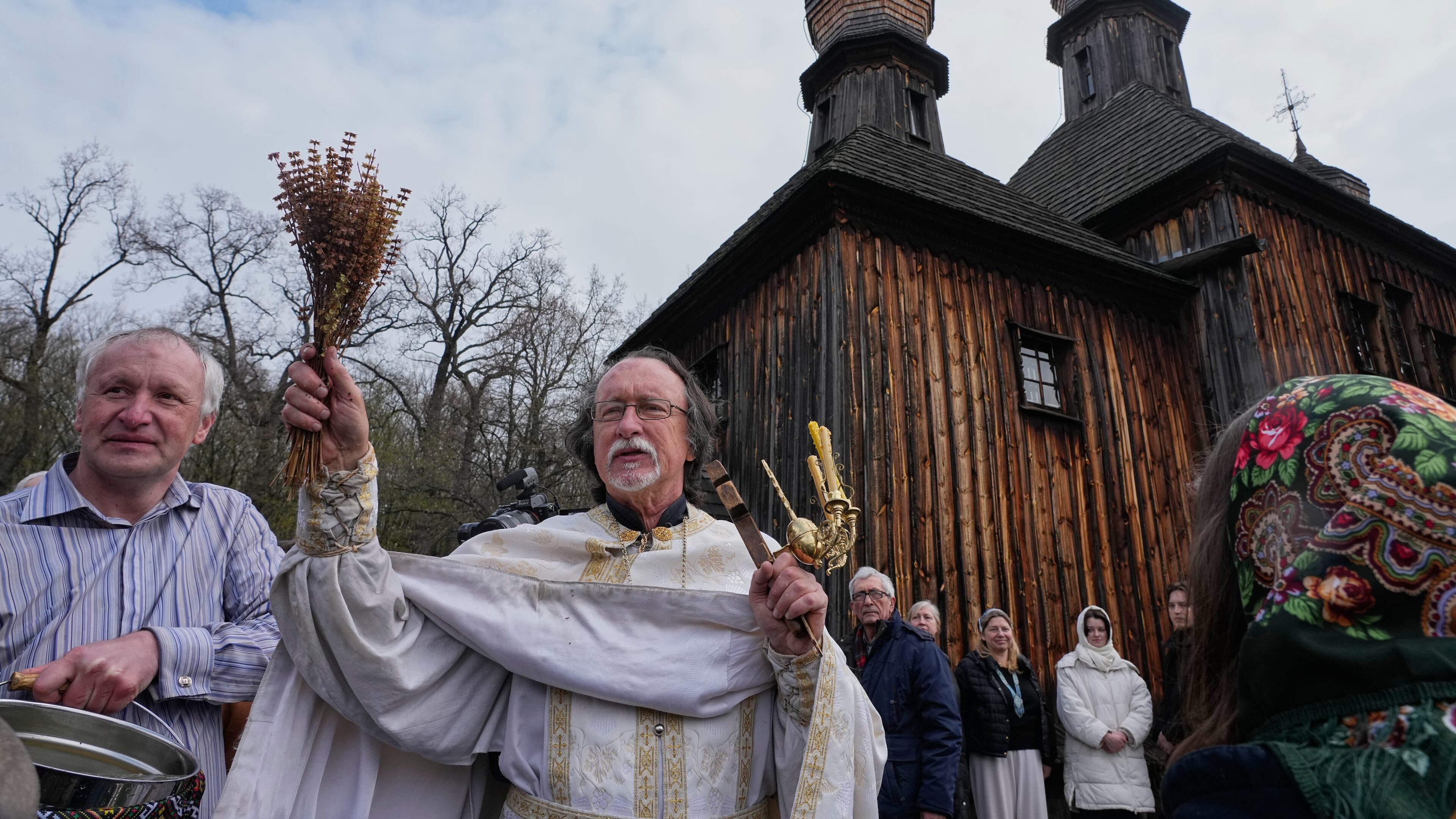 Priests bless believers and their Easter baskets to mark Orthodox Easter, in Pyrohiv, close to Kyiv, Ukraine, Sunday, April 12, 2026. (AP Photo/Efrem Lukatsky)