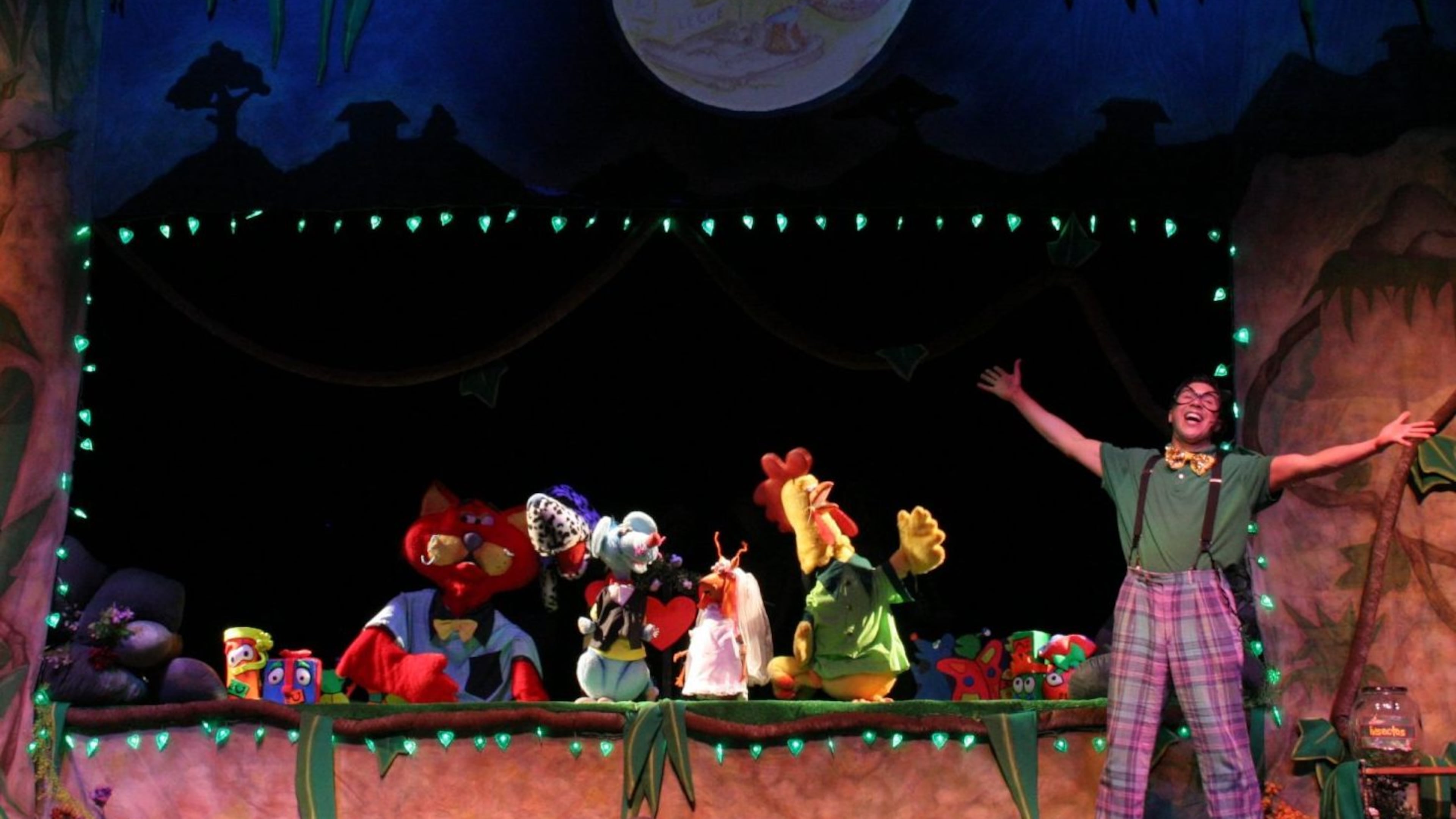 "La Cucarachita Martina" at the Center for Puppetry Arts through Sunday is based on a Cuban and Puerto Rican folktale. It's being presented as part of Hispanic Heritage Month. (Courtesy of Teatro SEA)