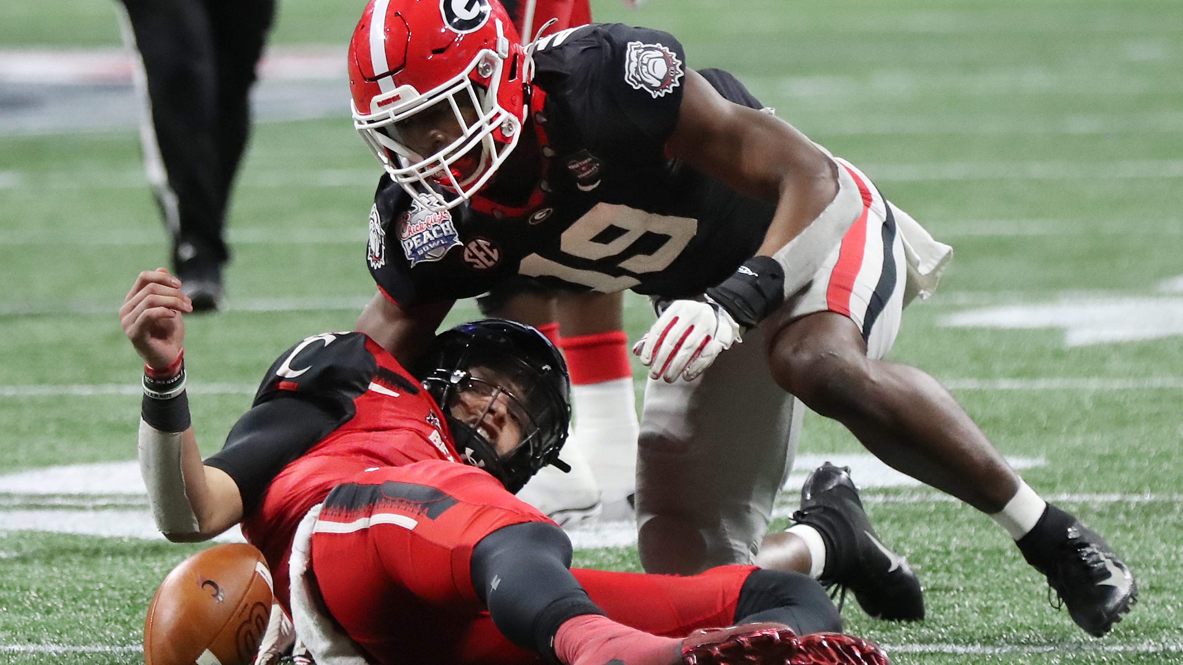010121 ATLANTA: Georgia outside linebacker Adam Anderson sacks Cincinnati quarterback Desmond Ridder during the 4th quarter in the NCAA college football Peach Bowl game on Friday, Jan. 1, 2021, in Atlanta. Georgia came from behind to beat Cincinnati 24-21. Curtis Compton / Curtis.Compton@ajc.com”