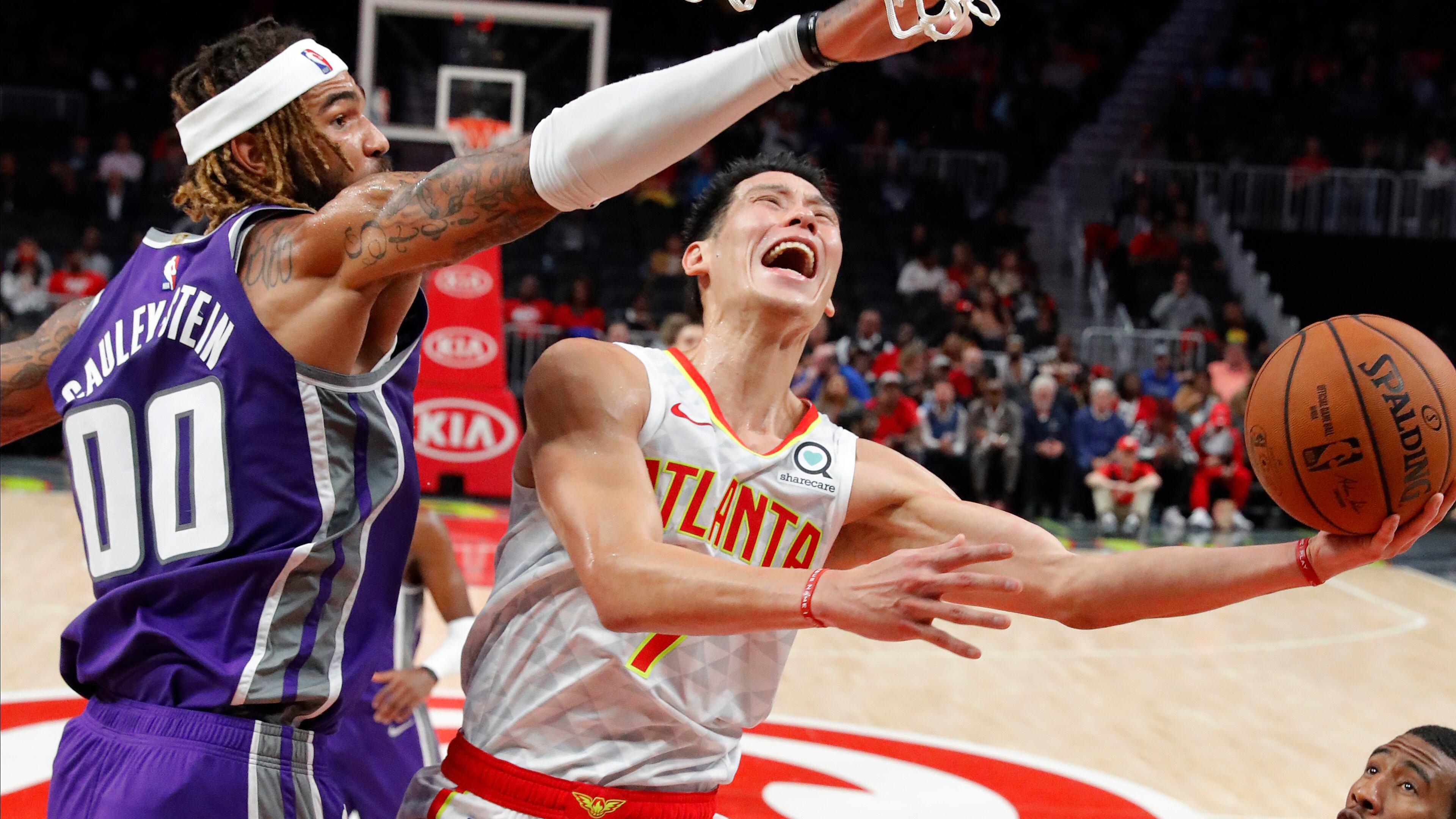 Hawks guard Jeremy Lin (7) scores against Sacramento Kings center Willie Cauley-Stein (00). (AP Photo/John Bazemore)