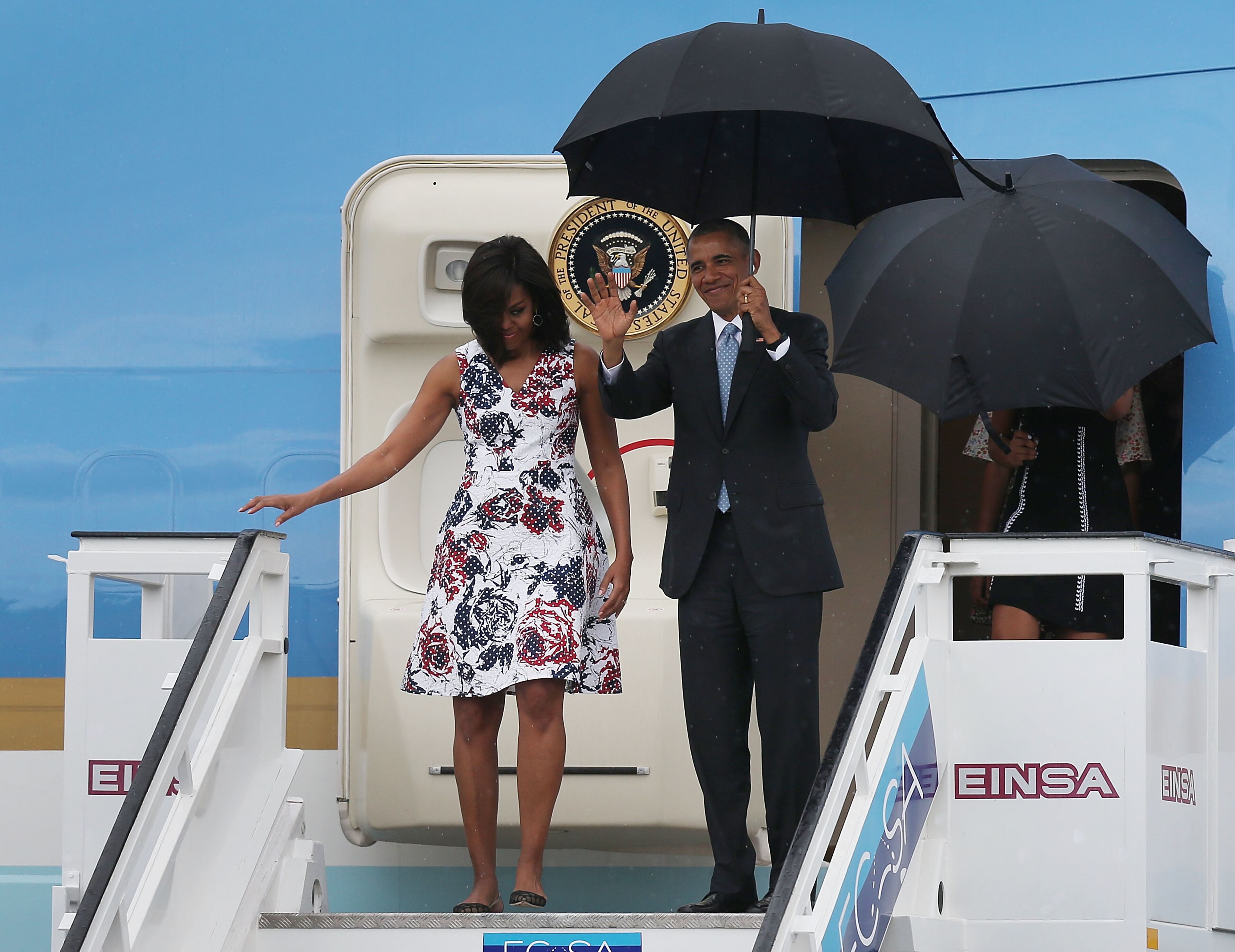 HAVANA, CUBA - MARCH 20: First lady Michelle Obama, President Barack Obama, Malia Obama and Sasha Obama arrive at Jose Marti International Airport for a 48-hour visit on Airforce One March 20, 2016 in Havana, Cuba. Obama is the first President in nearly 90 years to visit Cuba, the last one being Calvin Coolidge. (Photo by Joe Raedle/Getty Images)