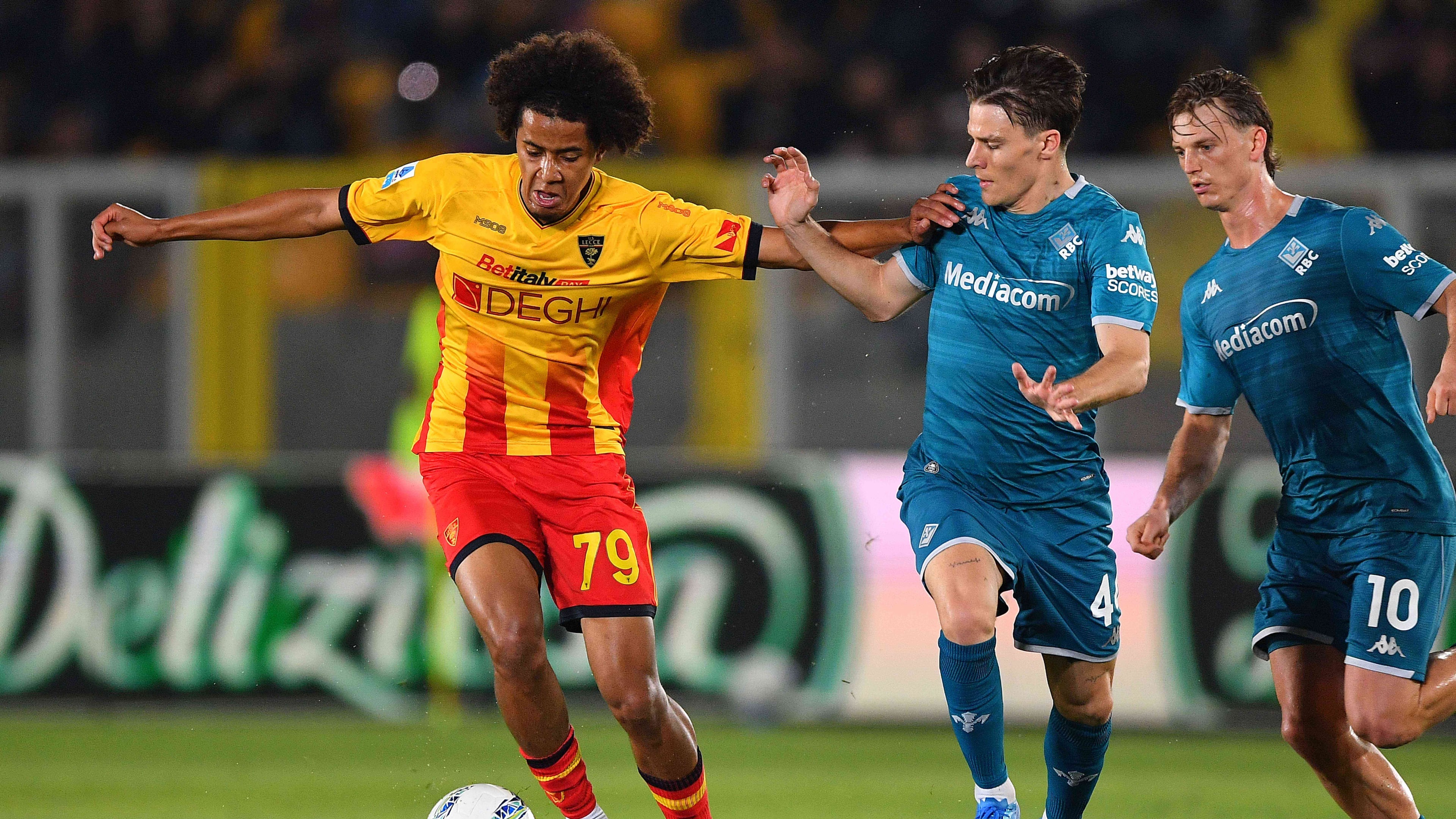 Lecce's Oumar Ngom, left, and Fiorentina's Nicolò Fagioli, center, in action during an Italian Serie A soccer match between Lecce and Fiorentina in Lecce, Italy, Monday, April 20, 2026. (Giovanni Evangelista/LaPresse via AP)
