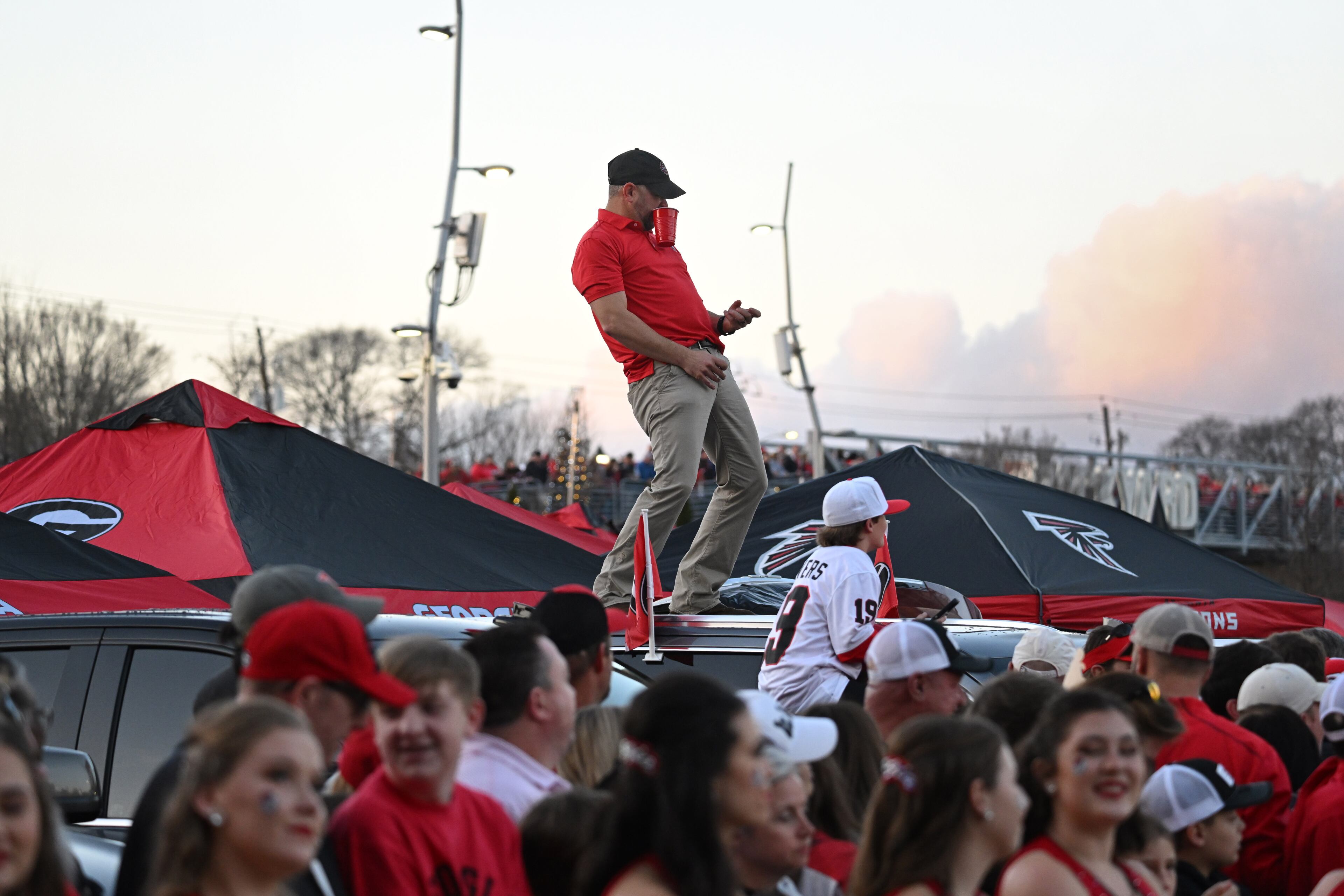 Georgia fans and cheerleaders cheer as they wait for the team arriving before the 2022 CFP Semifinal at the Chick-fil-A Peach Bowl Saturday, Dec. 31, 2022, in Atlanta. (Hyosub Shin / Hyosub.Shin@ajc.com)