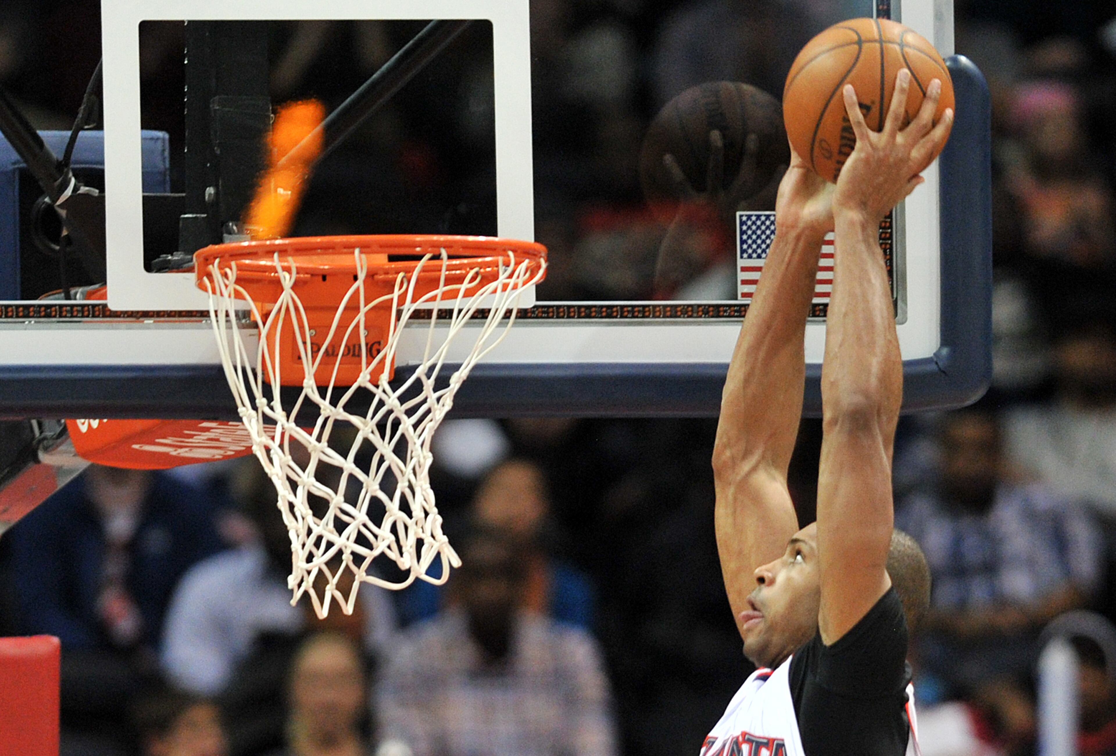 Hawks center Al Horford dunks at Philips Arena on Wednesday, February 25, 2015. HYOSUB SHIN / HSHIN@AJC.COM