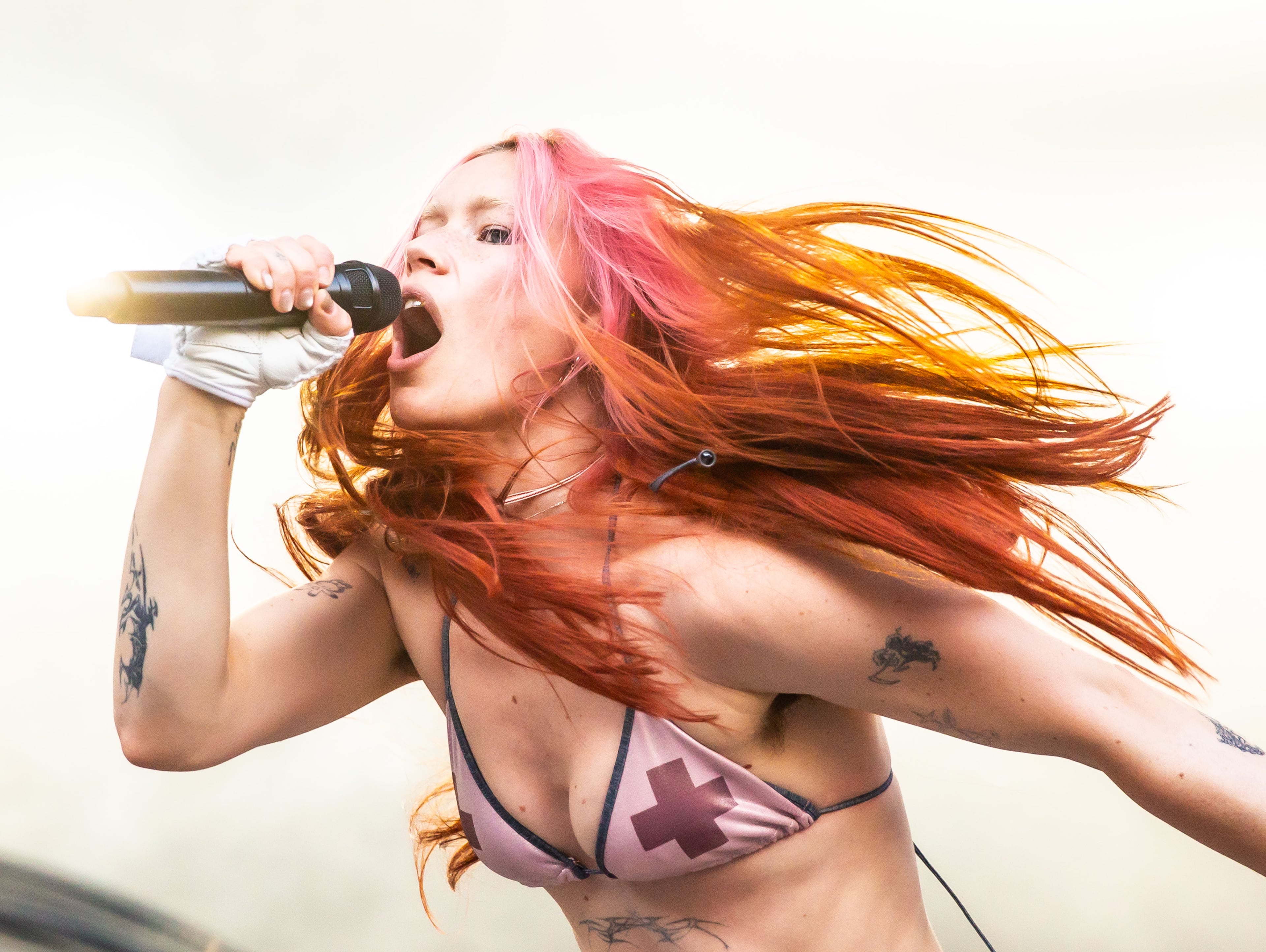 Atlanta, Ga. — British indie rockers Wet Leg drew a huge crowd on Sunday evening, Sept. 21, 2025, at Piedmont Park. Lead singer Rhian Teasdale showed why she’s become a standout star over the past year. (RYAN FLEISHER FOR THE ATLANTA JOURNAL-CONSTITUTION)