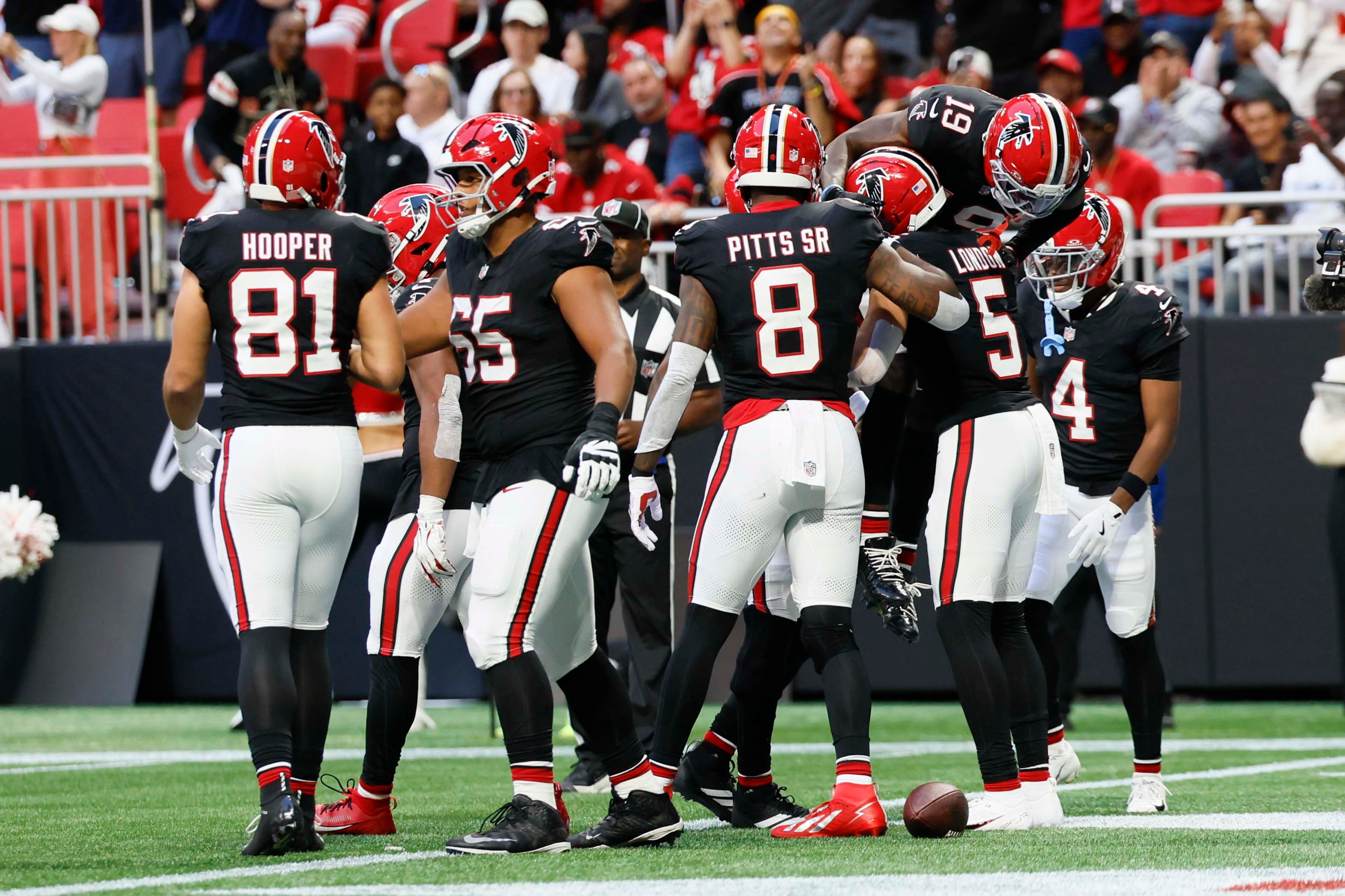 Atlanta Falcons players celebrate with wide receiver Drake London (5) after London’s touchdown in the second half of a football game against the San Francisco 49ers at Mercedes-Benz Stadium in Atlanta, GA, on Sunday, Oct. 25, 2026. (Miguel Martinez/AJC)