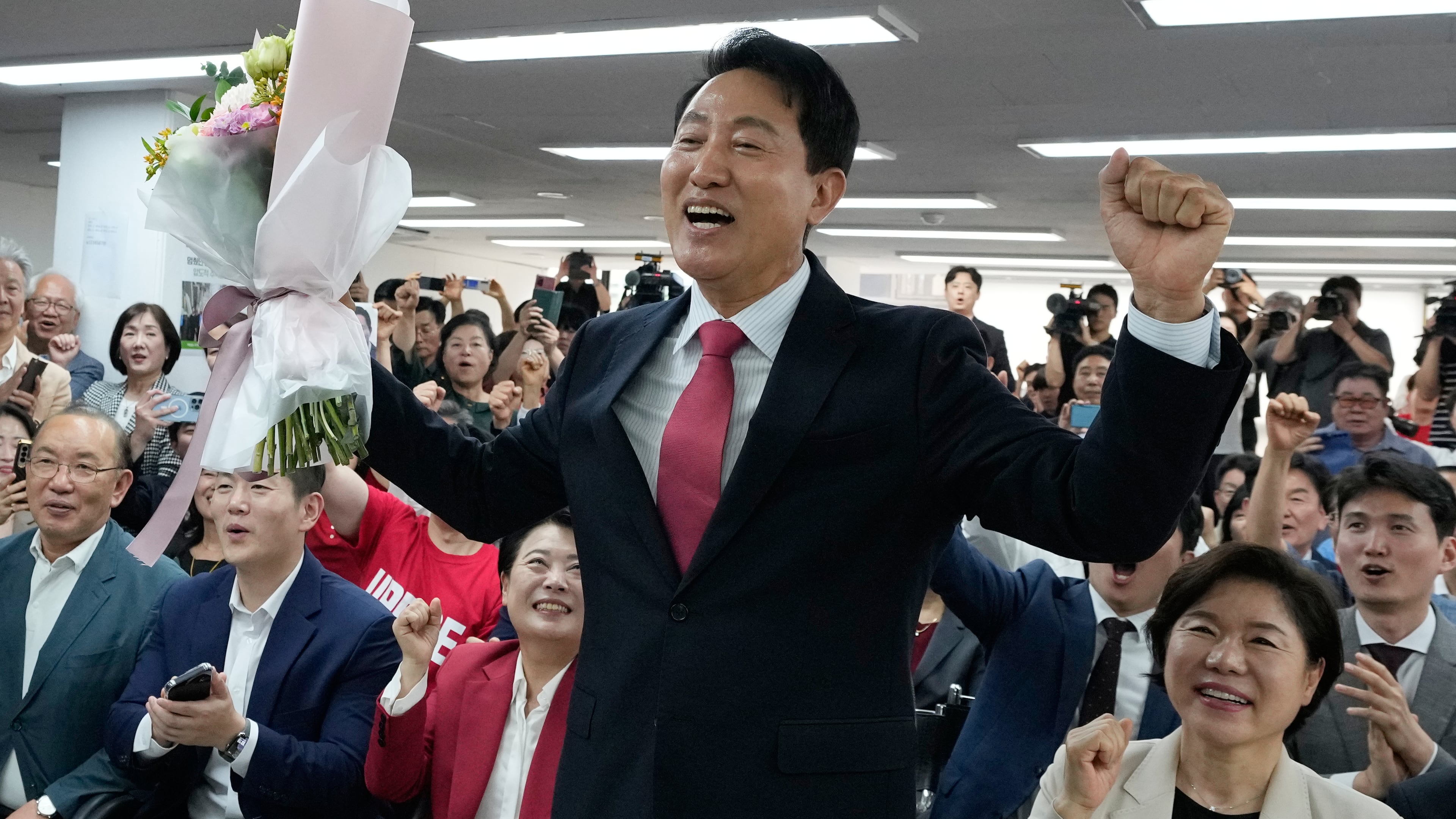 Seoul mayoral candidate Oh Se-hoon of the main opposition People Power Party celebrates his victory at his campaign office in Seoul, South Korea, Thursday, June 4, 2026. (AP Photo/Ahn Young-joon)