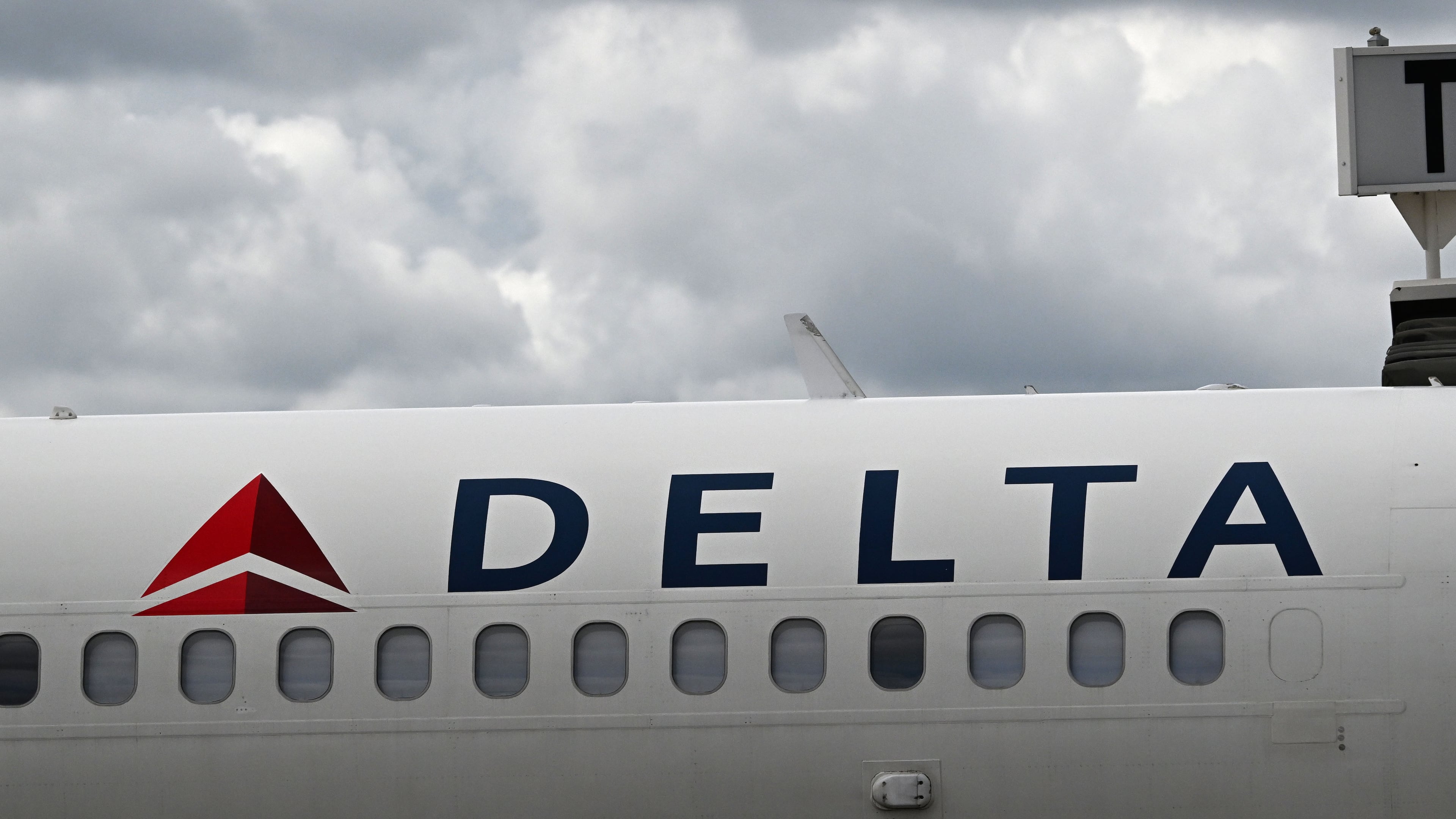 A Delta Air Lines jet traveling to Chicago on Independence Day was struck by a firework as it was landing Saturday night, the carrier said Sunday. (Hyosub Shin/AJC file)