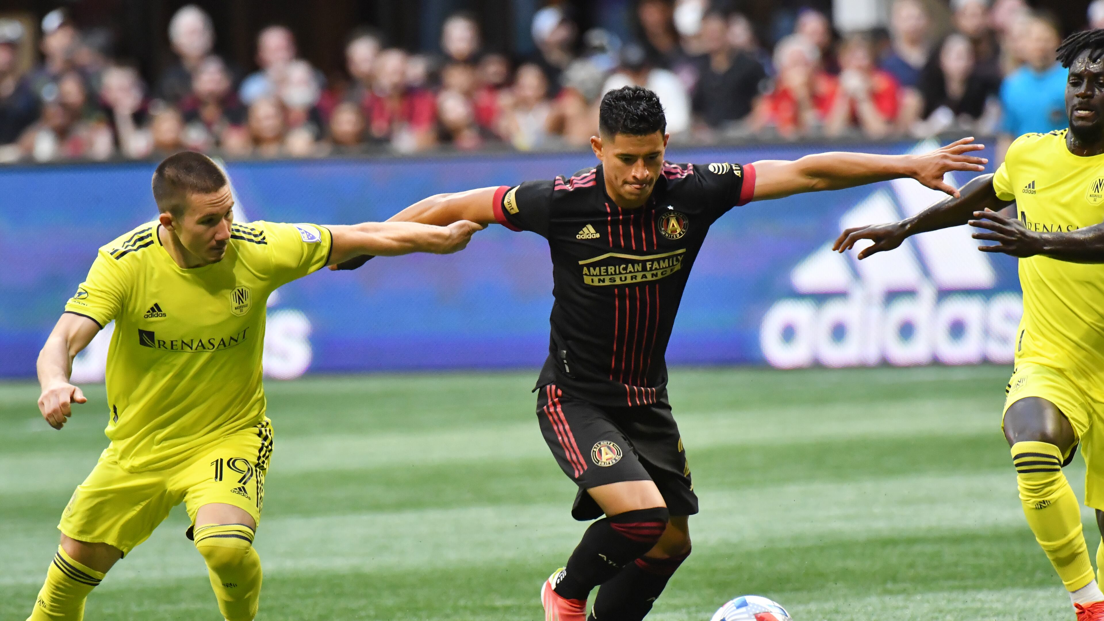 Atlanta United's Ronald Hernandez and his teammates will try for their first victory in Nashville's new stadium. (Hyosub Shin / Hyosub.Shin@ajc.com)