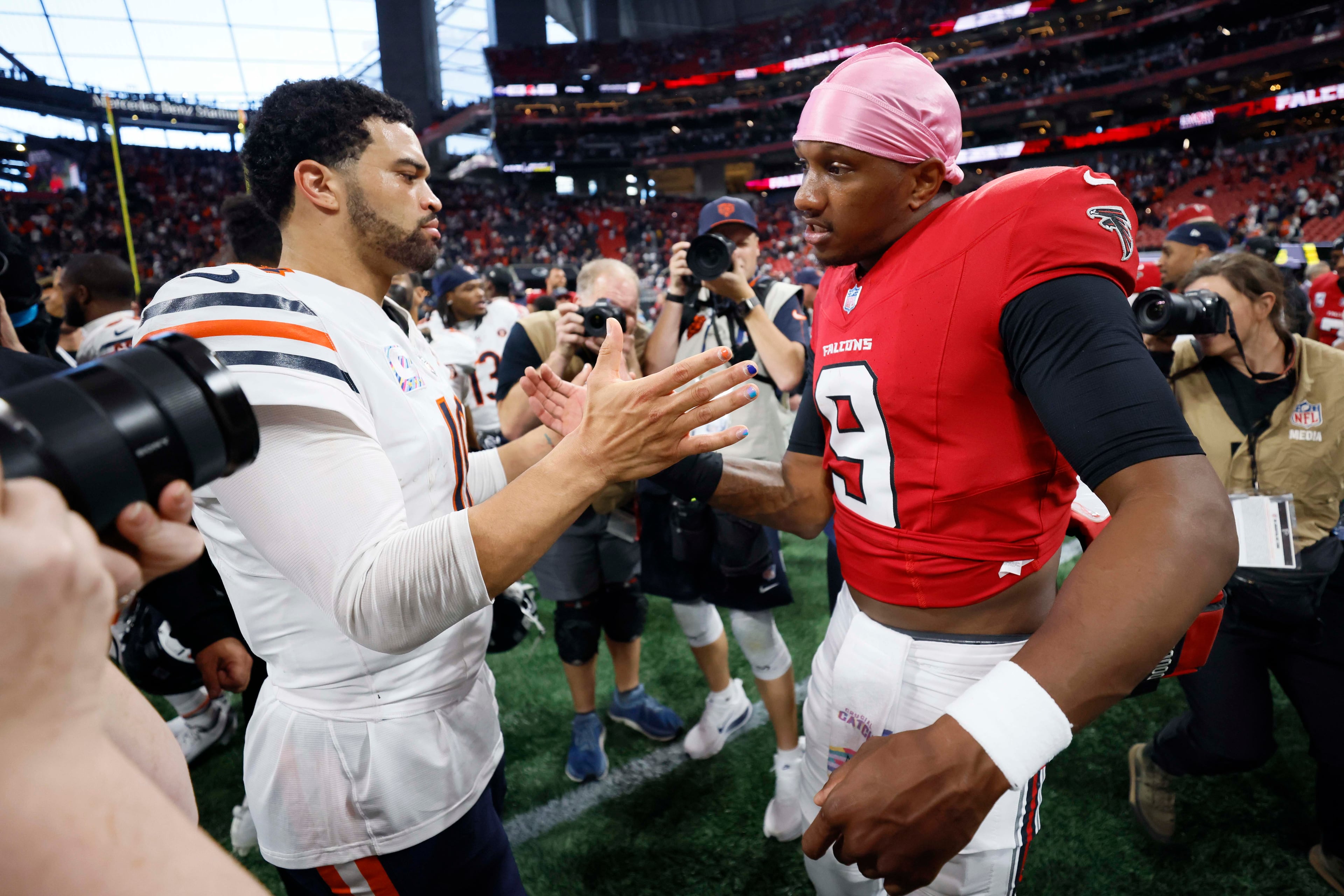After the Falcons' 31-23 loss to the Chicago Bears at Mercedes-Benz Stadium in Atlanta on Sunday, Oct. 18, 2026, Atlanta Falcons quarterback Michael Penix Jr. shakes hands with Chicago Bears quarterback Caleb Williams (left). (Miguel Martinez/AJC)
