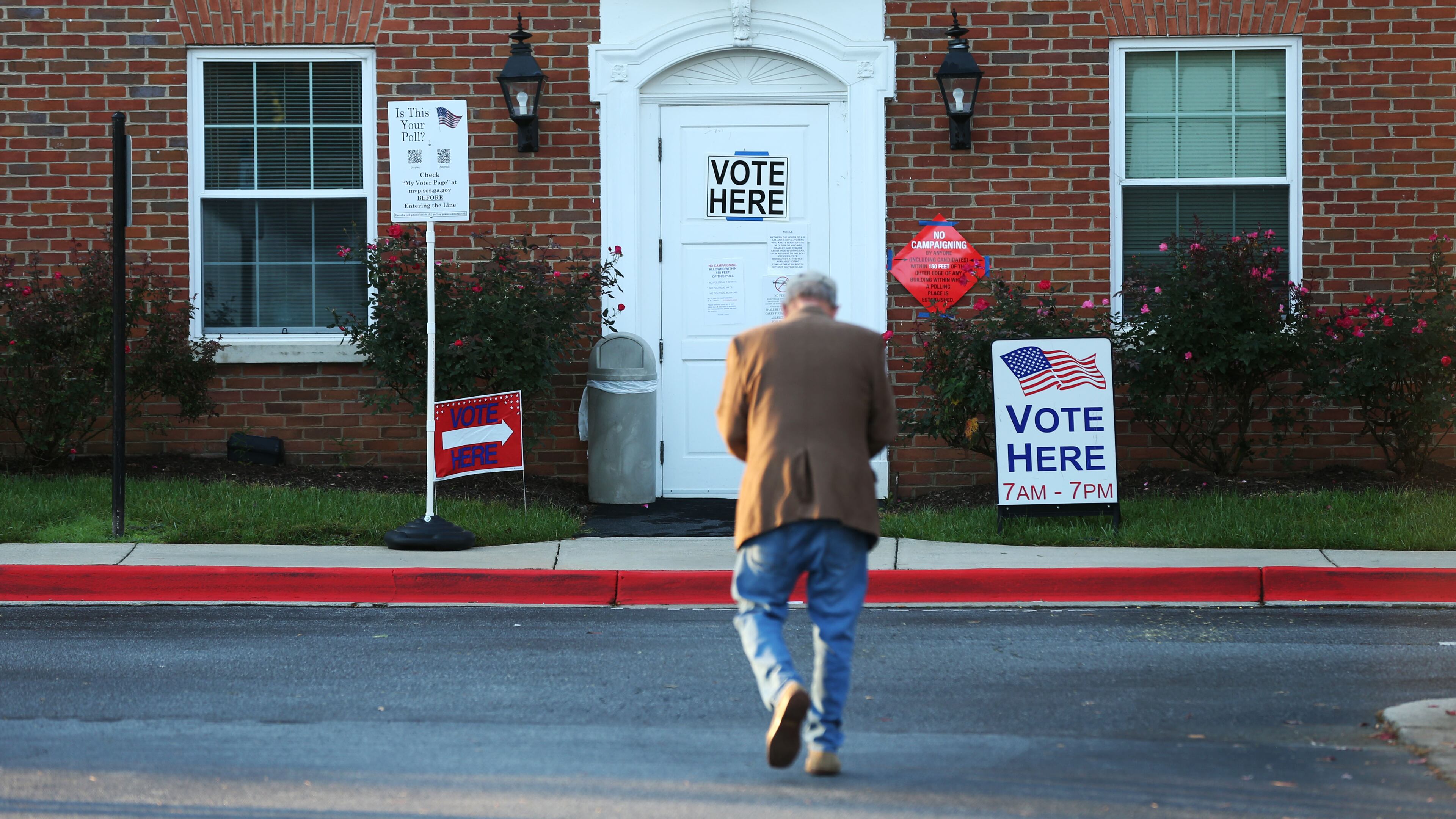 A voter makes his way to the polling location at Johnson Ferry Baptist Church during Election Day in Marietta, Georgia, on Tuesday, Nov. 2, 2021. (Photo/Austin Steele for the Atlanta Journal Constitution)