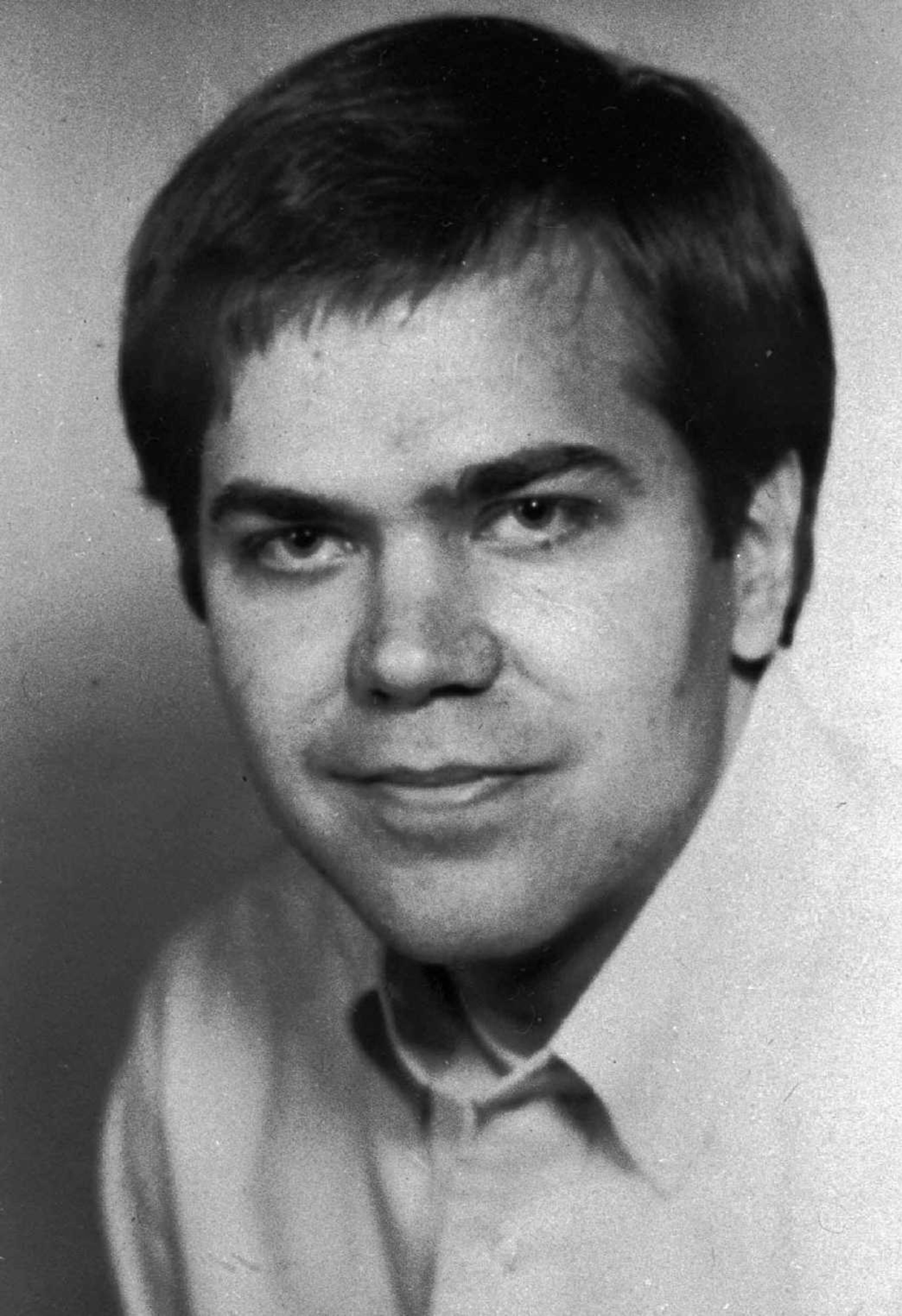 FILE - John Hinckley Jr., shown in this Sept. 16, 1982 file photo, withdrew his request Tuesday, Nov. 19, 1996 for monthly family visits away from a mental hospital where he was sent after trying to kill President Ronald Reagan on March 31, 1981. A court-appointed psychiatrist and psychologist who conducted examinations this fall rejected Hinckley's claim that he had regained his mental health, defense attorney Barry Levine acknowledged. (AP Photo/file)