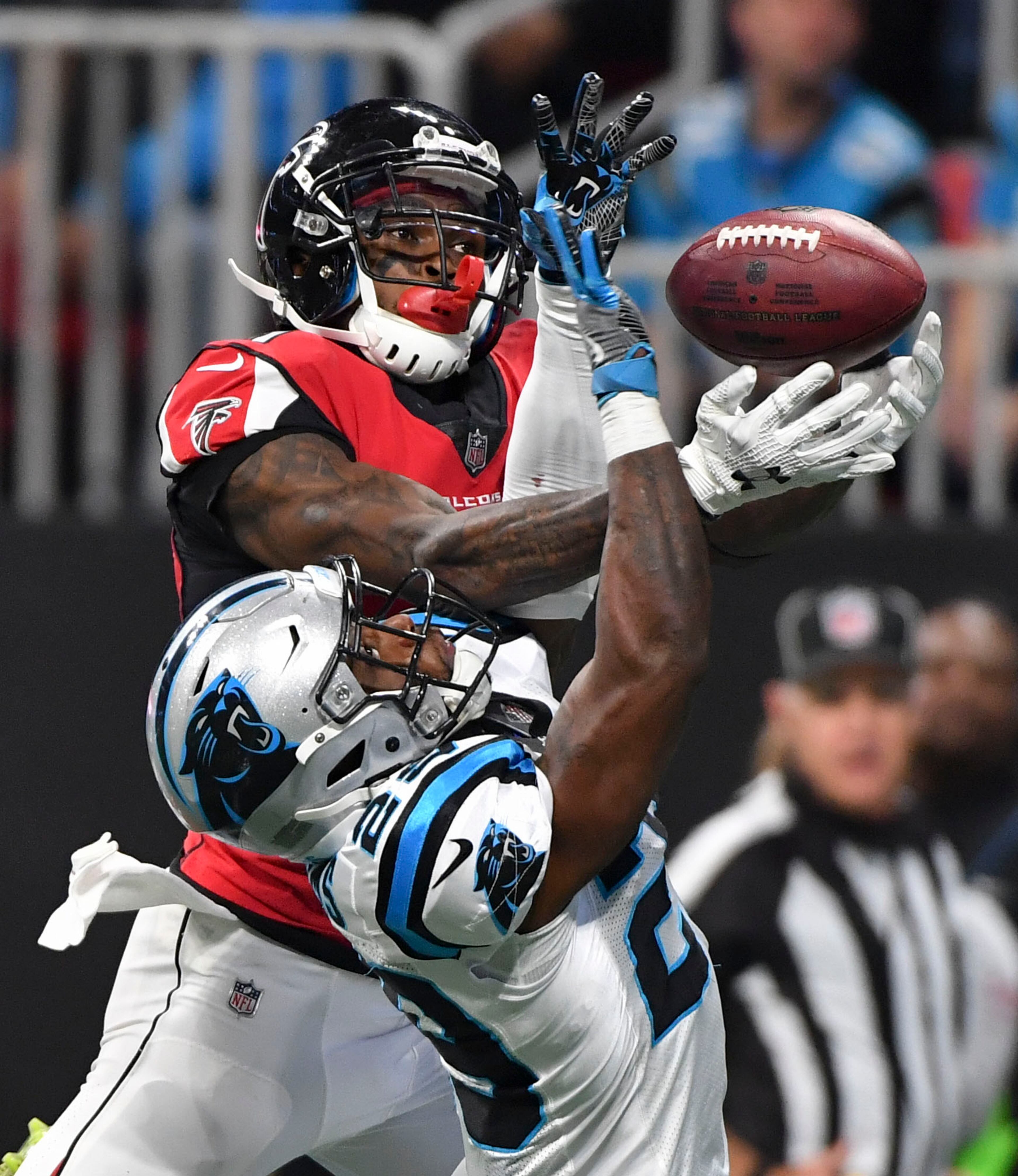 010118 Atlanta: Atlanta Falcons wide receiver Julio Jones can't hold on as Carolina Panthers strong safety Mike Adams defends during the first half Sunday December 31, 2017. Photo by Brant Sanderlin/AJC