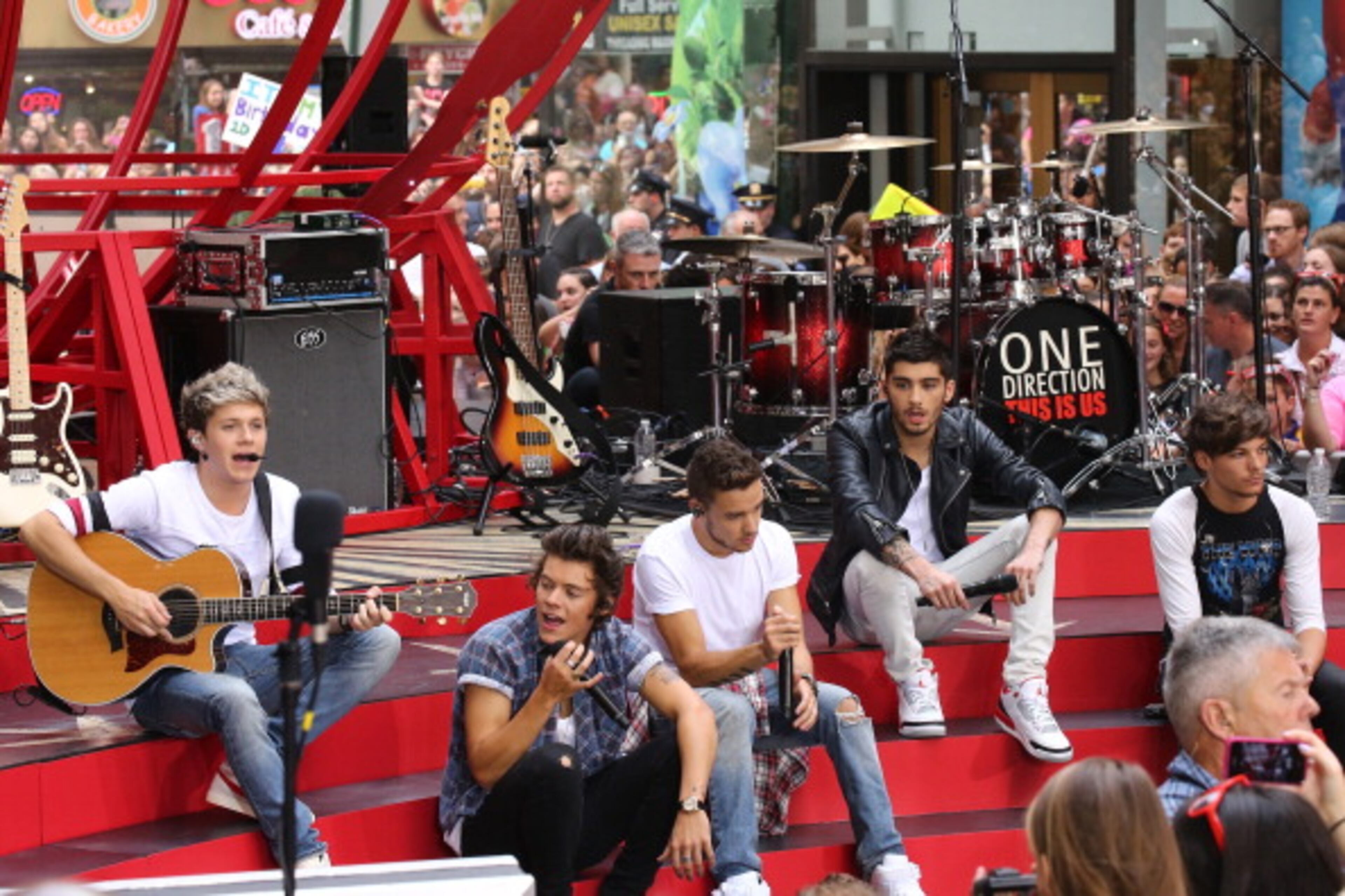 NEW YORK, NY - AUGUST 23: Singers Zayn Malik, Niall Horan, Louis Tomlinson, Liam Payne and Harry Styles from One Direction perform on stage on NBC's "Today" at Rockefeller Center on August 23, 2013 in New York City. (Photo by Neilson Barnard/Getty Images)