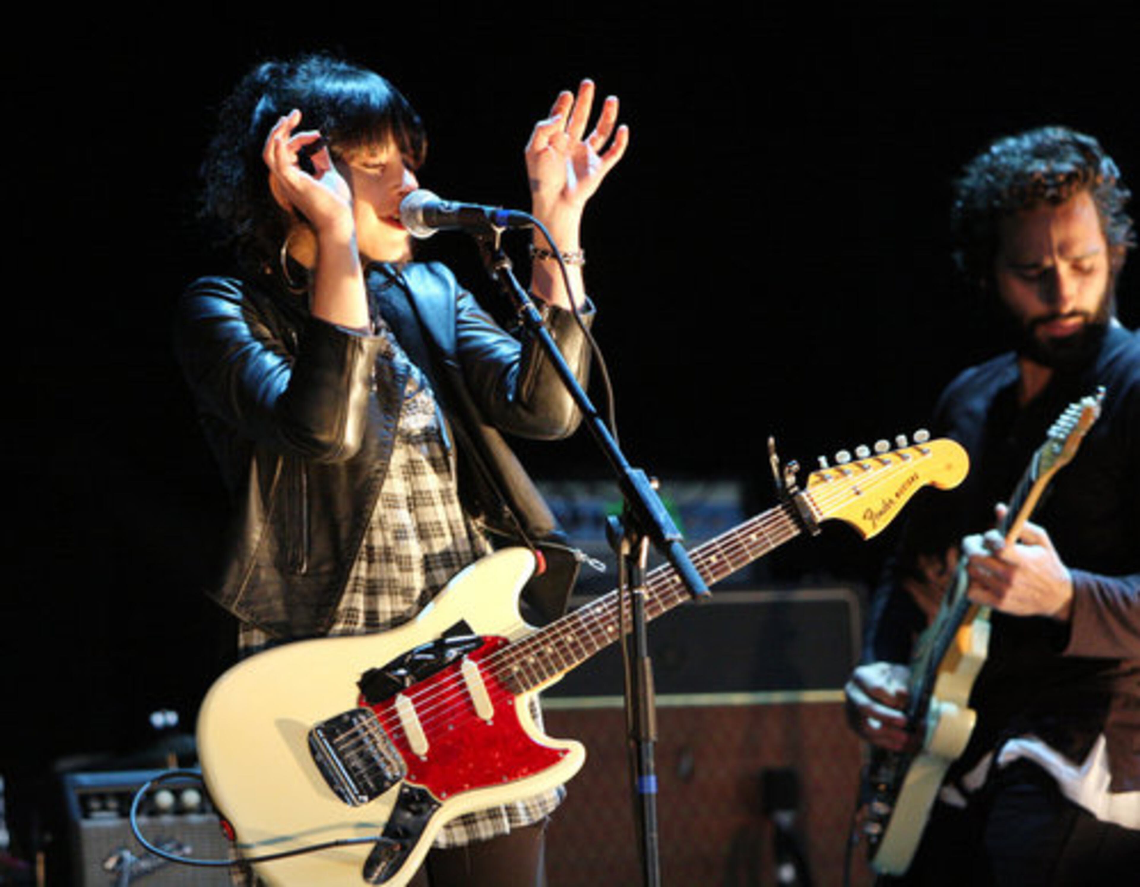 Howling Bells was the first act on the bill. The band and Coldplay have a common tie. Producer Ken Nelson has worked on albums for both.