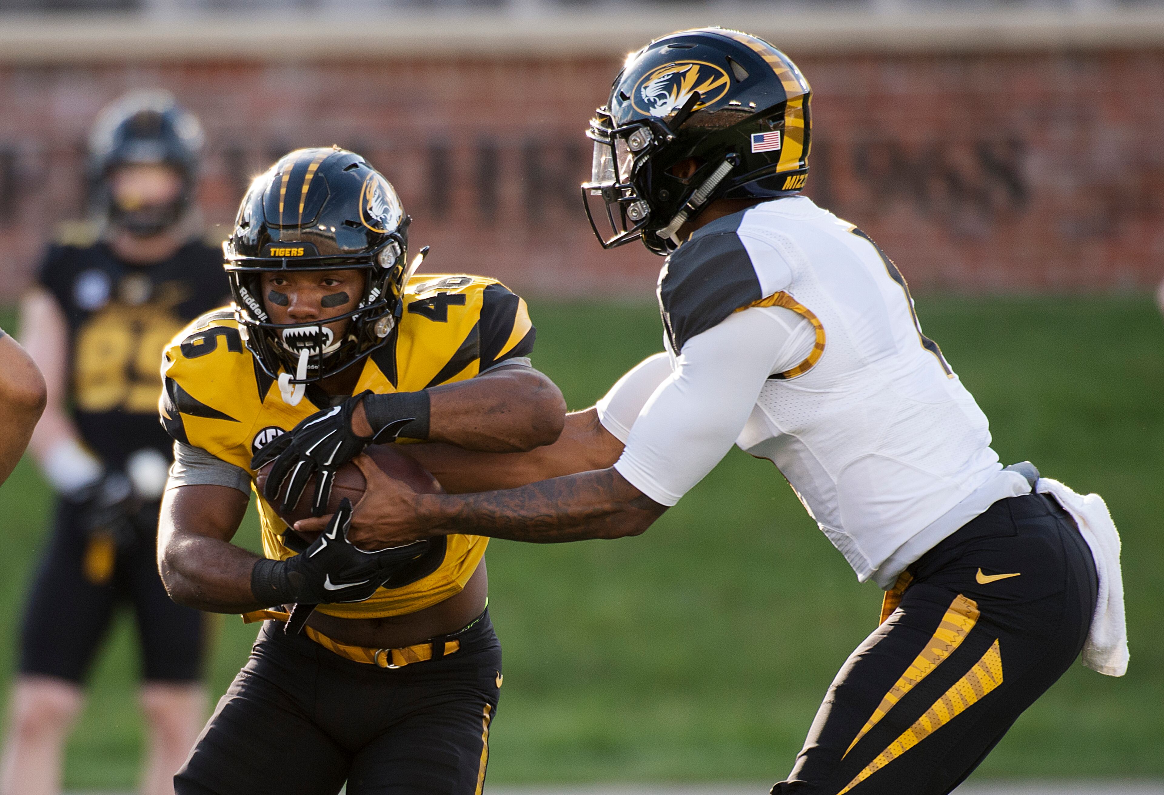 Missouri running back Shaun Conway, left, gets the handoff from quarterback Marvin Zanders during an NCAA college spring football game Saturday, April 16, 2016, in Columbia, Mo. (AP Photo/L.G. Patterson)