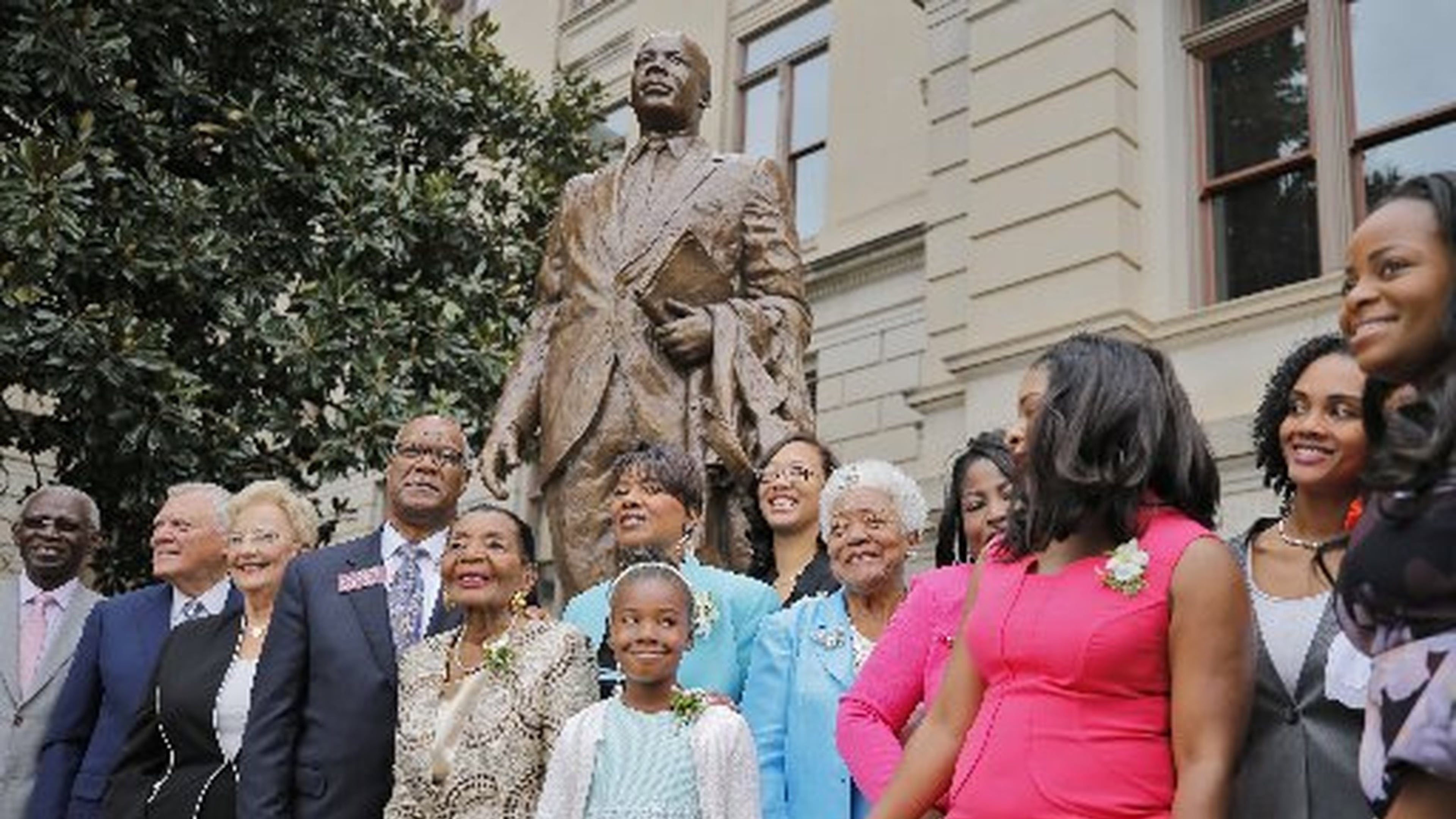 Georgia leaders, including Gov. Nathan Deal, Sandra Deal, members of the King family and Rep. Calvin Smyre were on hand for unveiling of the first statue of Martin Luther King Jr. on Monday at the Capitol. BOB ANDRES /BANDRES@AJC.COM