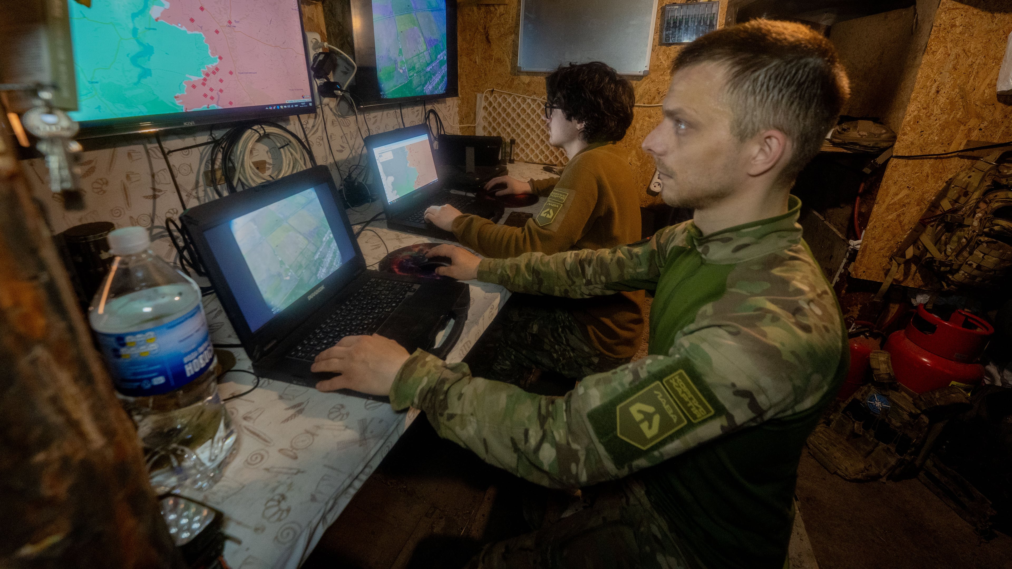 Ukrainian servicemen of Khartia brigade check the drone aerial view in the command centre Kharkiv region, Ukraine, Wednesday, May 20, 2026. (AP Photo/Andrii Marienko)
