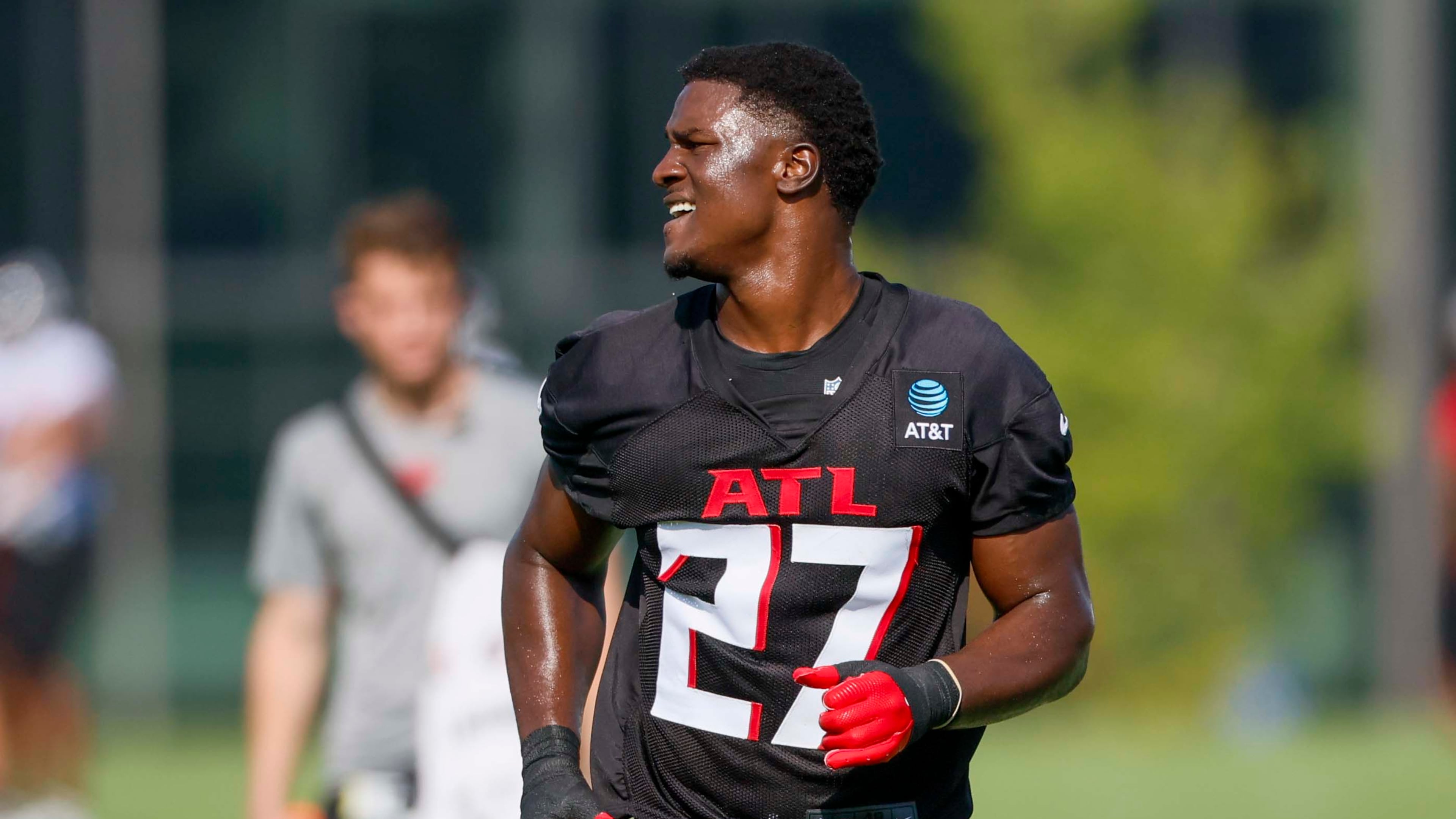 “He’s a baller, he’s going to make a lot of plays for us,” Atlanta Falcons' quarterback said of linebacker James Pearce Jr. (Miguel Martinez/AJC)