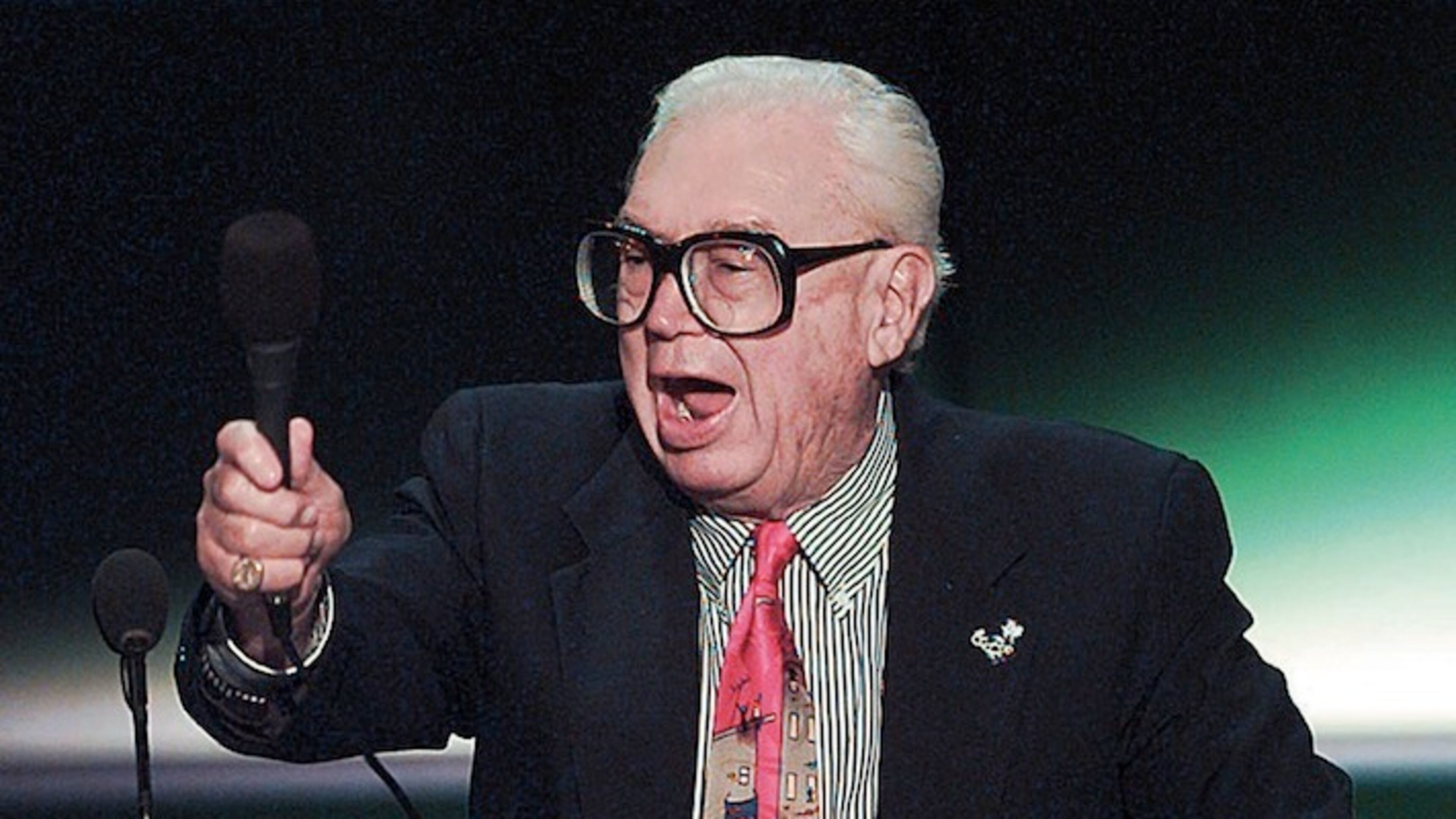 Chicago Cubs annoucer Harry Caray leads the delegates in the singing of ''Take Me Out to the Ballgame,'' in a 1998 file image. (John Kringas/Chicago Tribune/TNS)