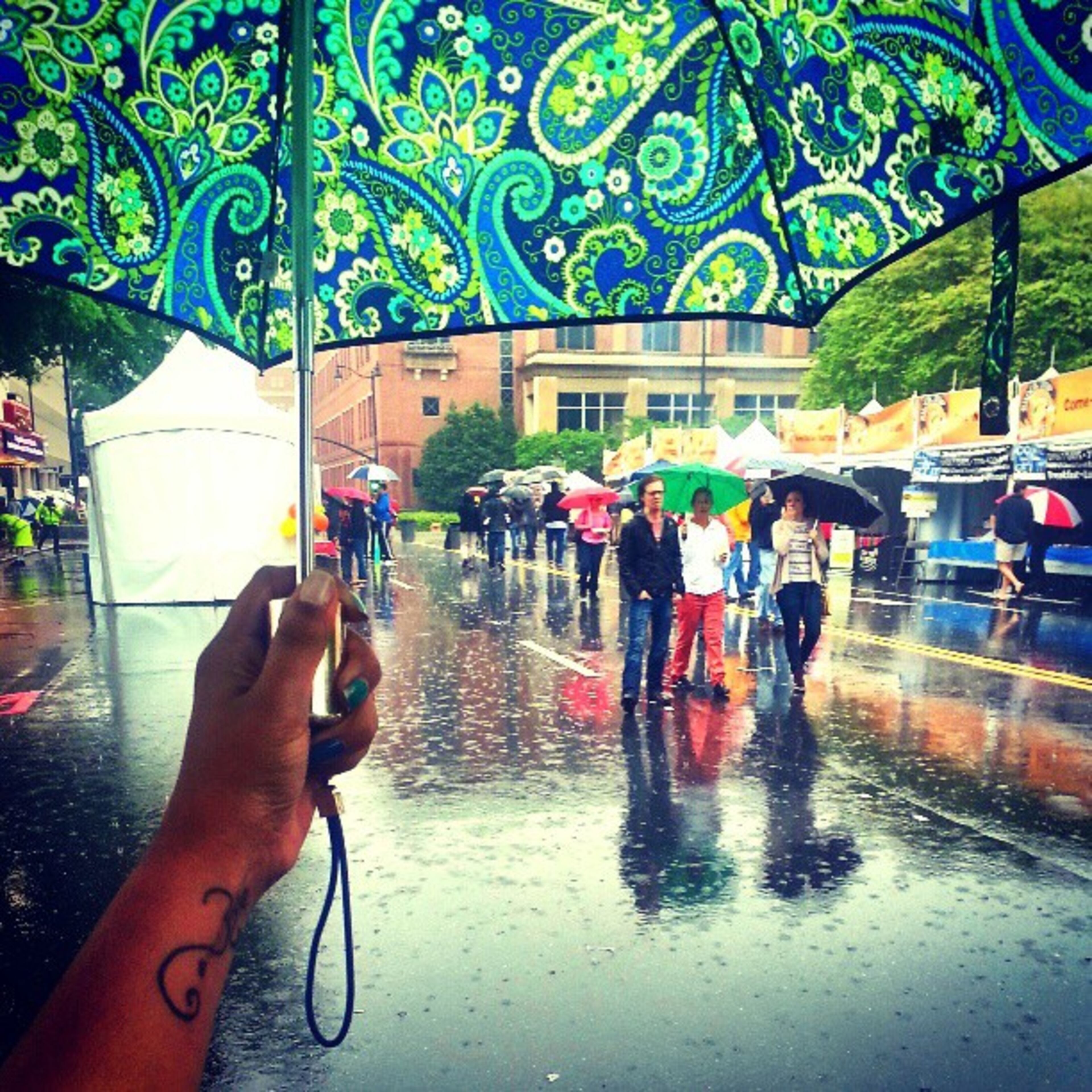 You can stand under my umbrella ella ella #rainyweather #mariettasquare #tasteofmarietta #verabradley #goodtimes #changeyourlookonlife -- @poojtilly