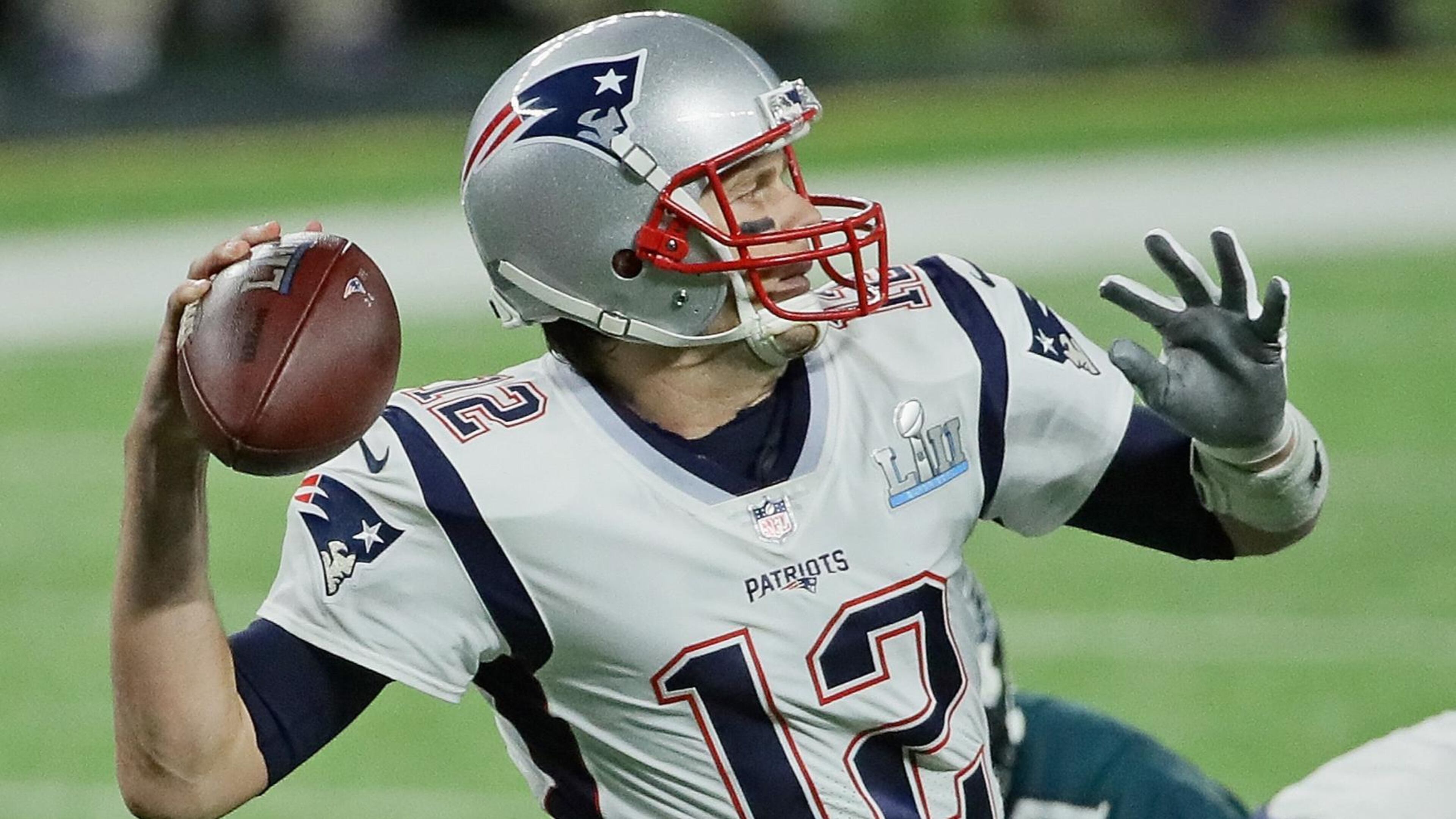MINNEAPOLIS, MN - FEBRUARY 04: Tom Brady #12 of the New England Patriots passes against the Philadelphia Eagles during Super Bowl Lll at U.S. Bank Stadium on February 4, 2018 in Minneapolis, Minnesota. The Eagles defeated the Patriots 41-33. (Photo by Jonathan Daniel/Getty Images)