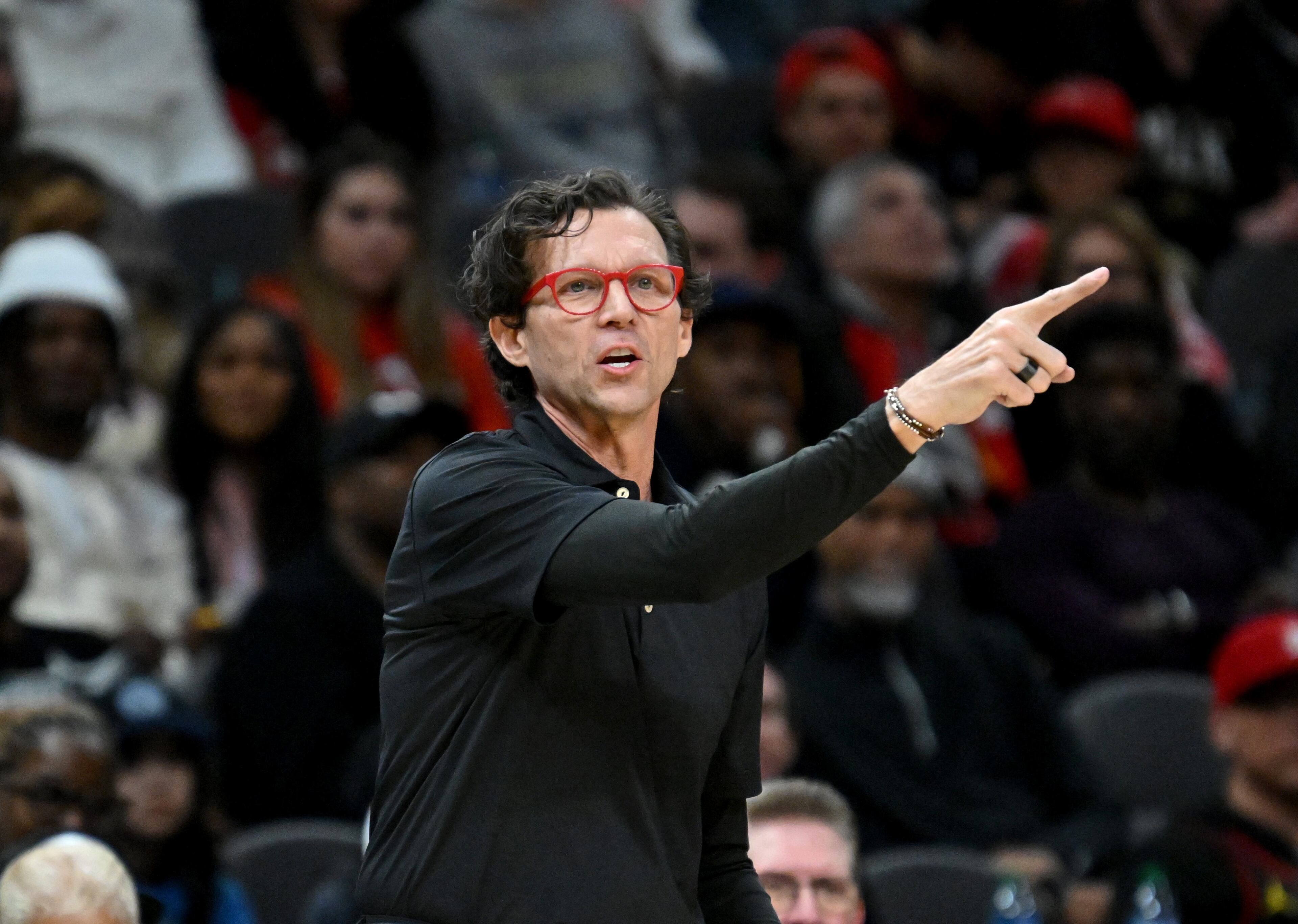 Atlanta Hawks head coach Quin Snyder shouts instructions during the second half. (Hyosub Shin / Hyosub.Shin@ajc.com)