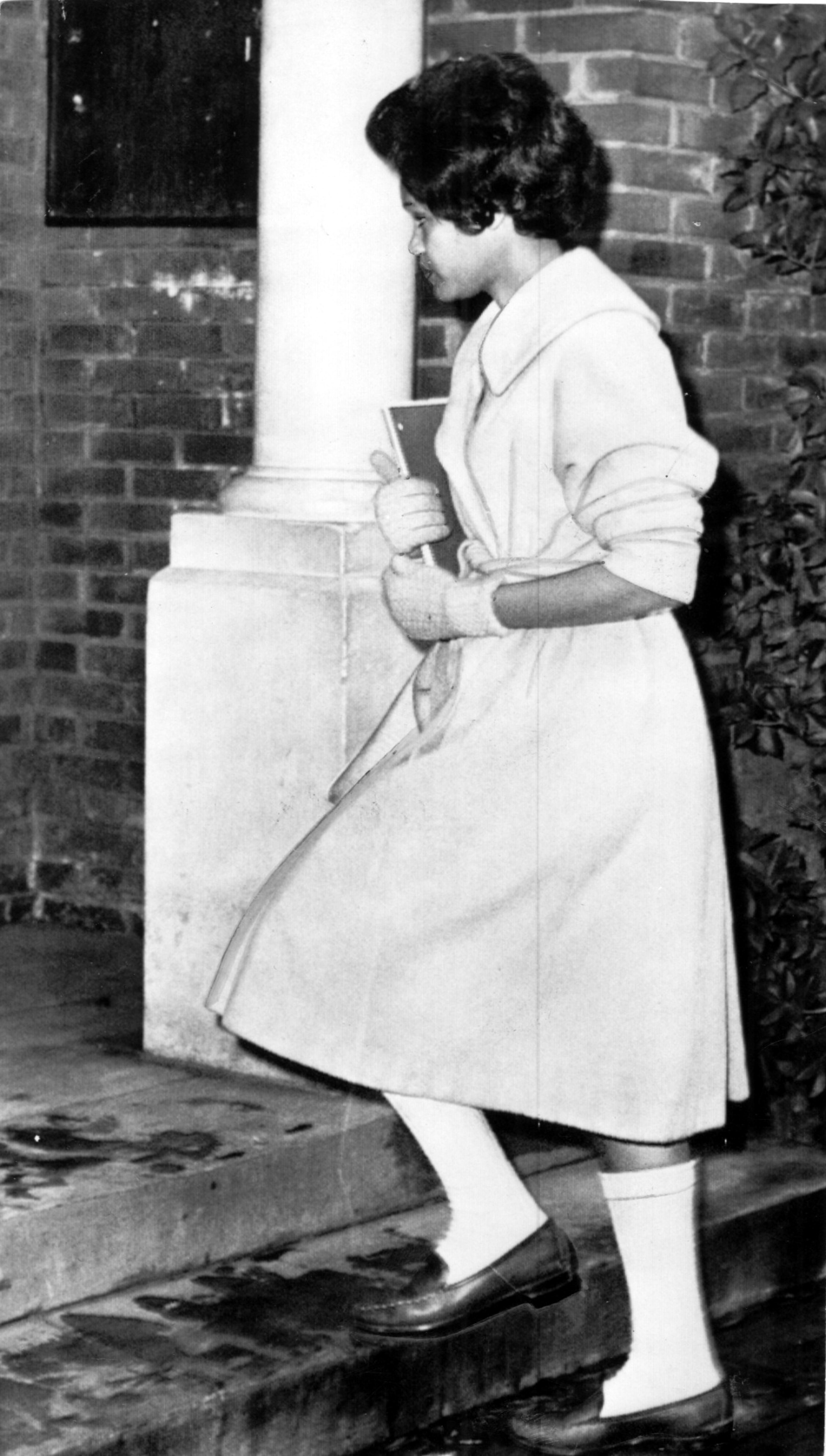 Charlayne Hunter resumes studies at the University of Georgia in January 1961. AP