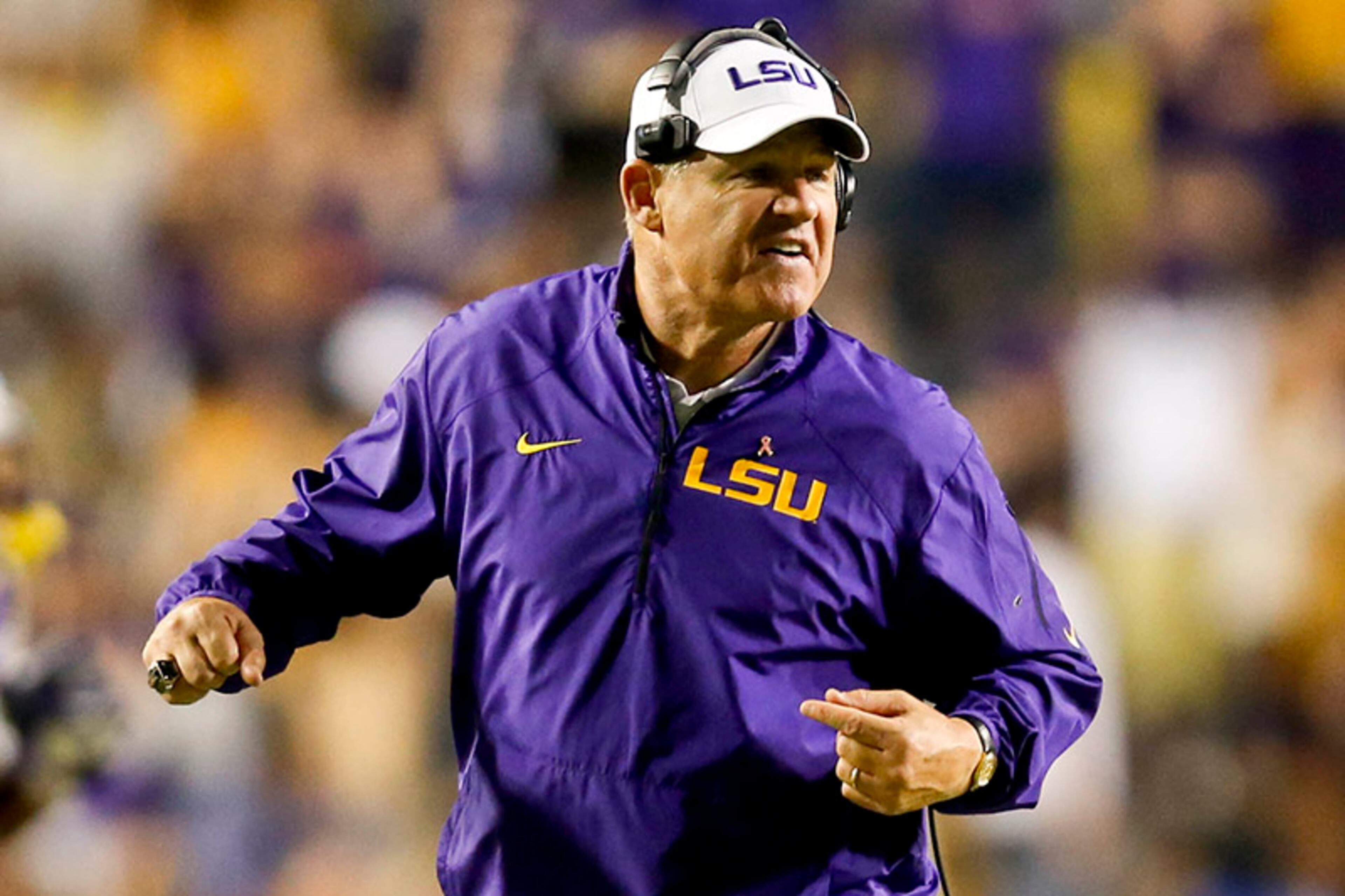 7. Les Miles, LSU: The Tigers' head coach since 2005, Les Miles is under contract until 2017. His $4,459,363 salary for 2013 includes up to $700,000 in bonuses. The Tigers claimed the BCS National Championship title in 2007.