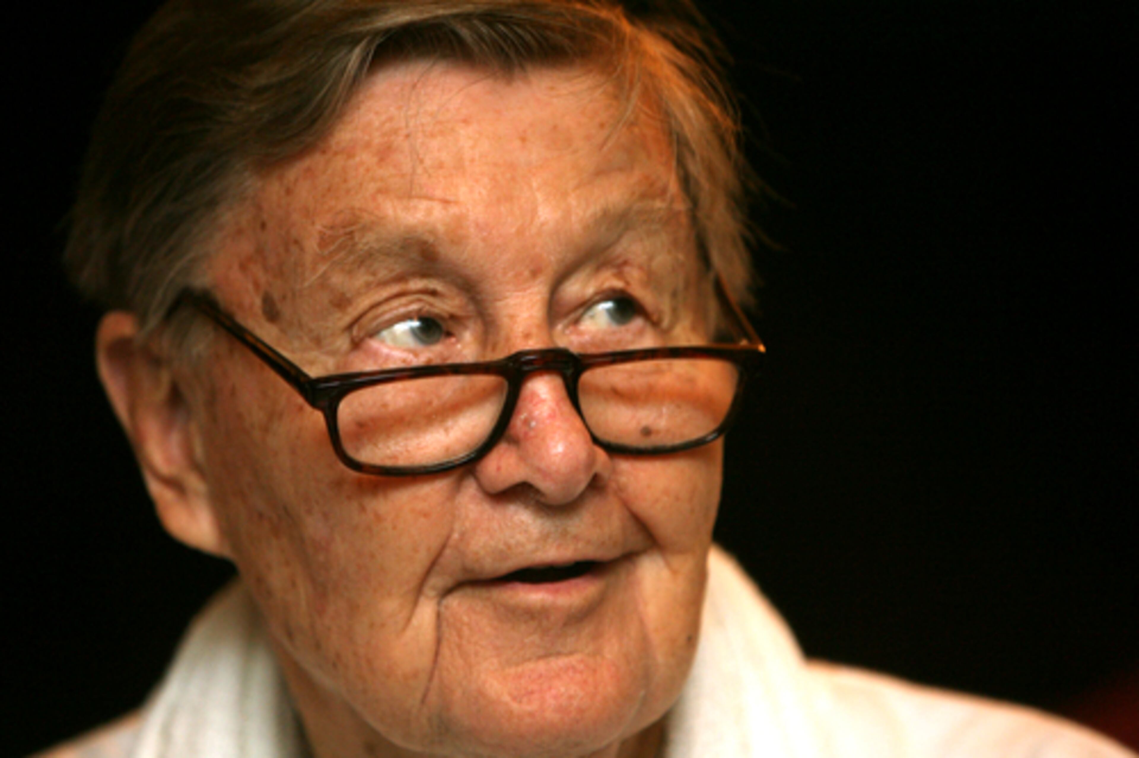 Larry Munson, the legendary voice of the Georgia Bulldogs, underwent brain surgery but is expected to make a full recovery and still plans on calling football games this fall.