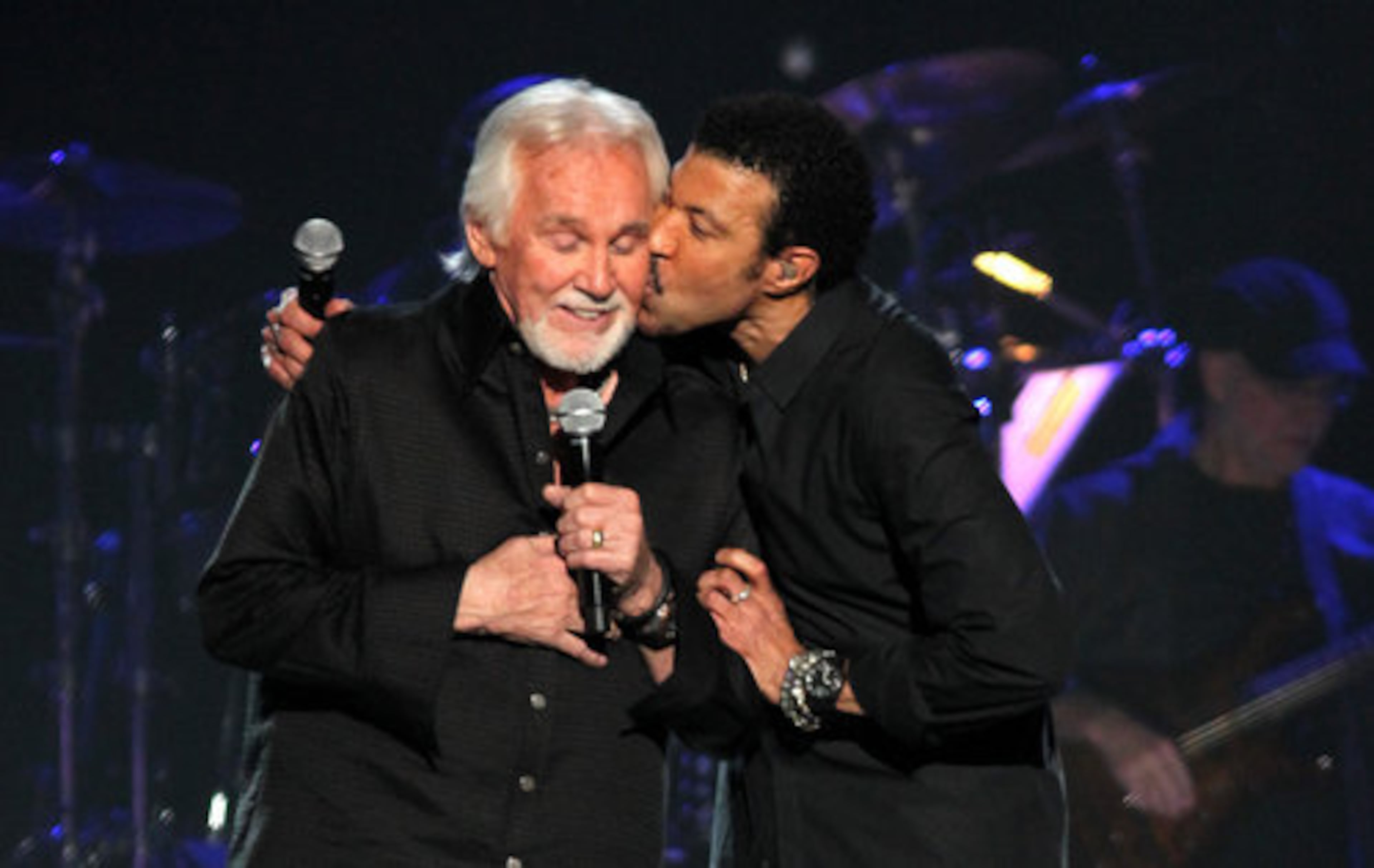 Kenny Rogers, left, and Lionel Richie perform "Lady."