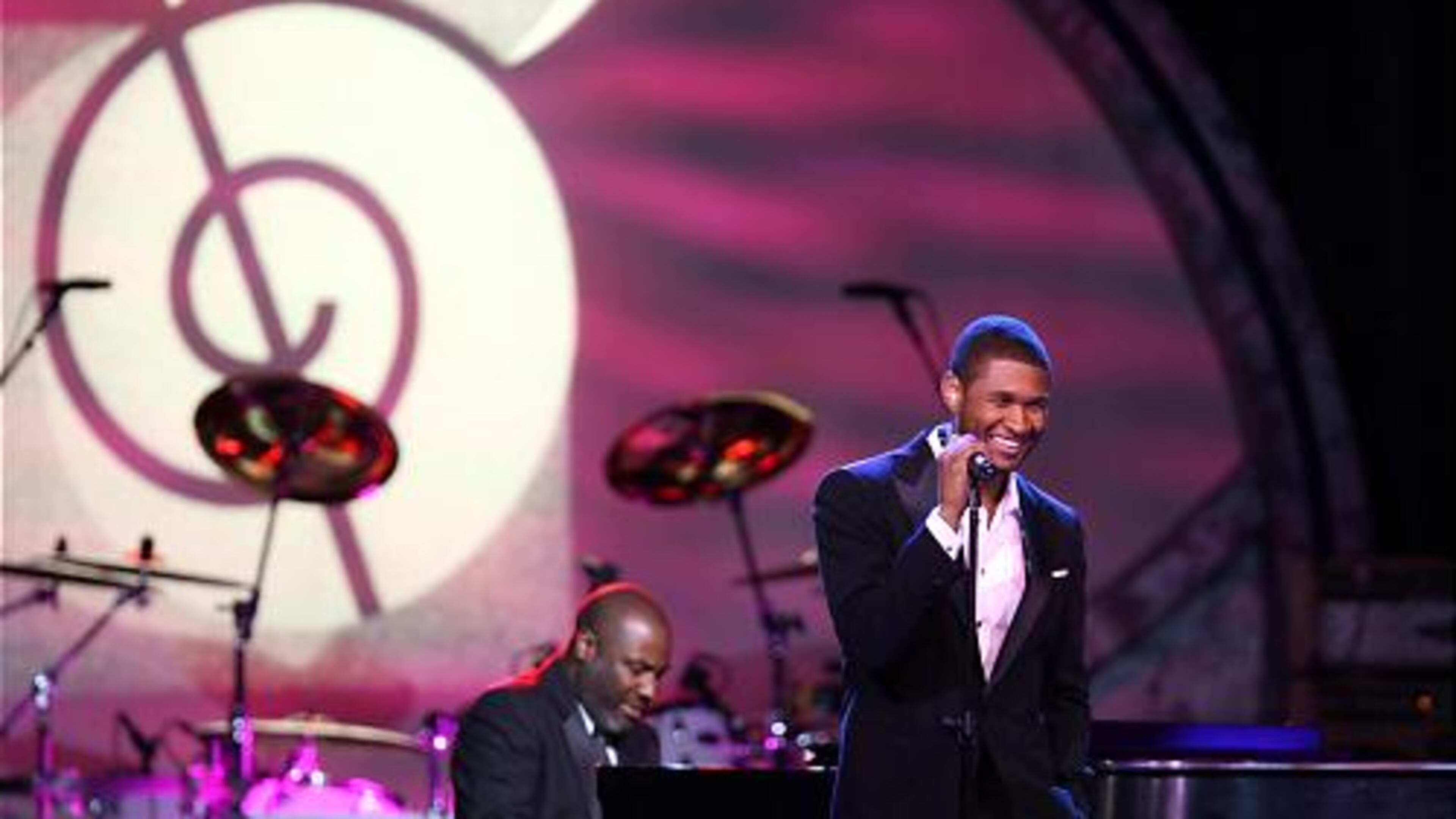 Usher Raymond performs "Georgia on My Mind" during the banquet.