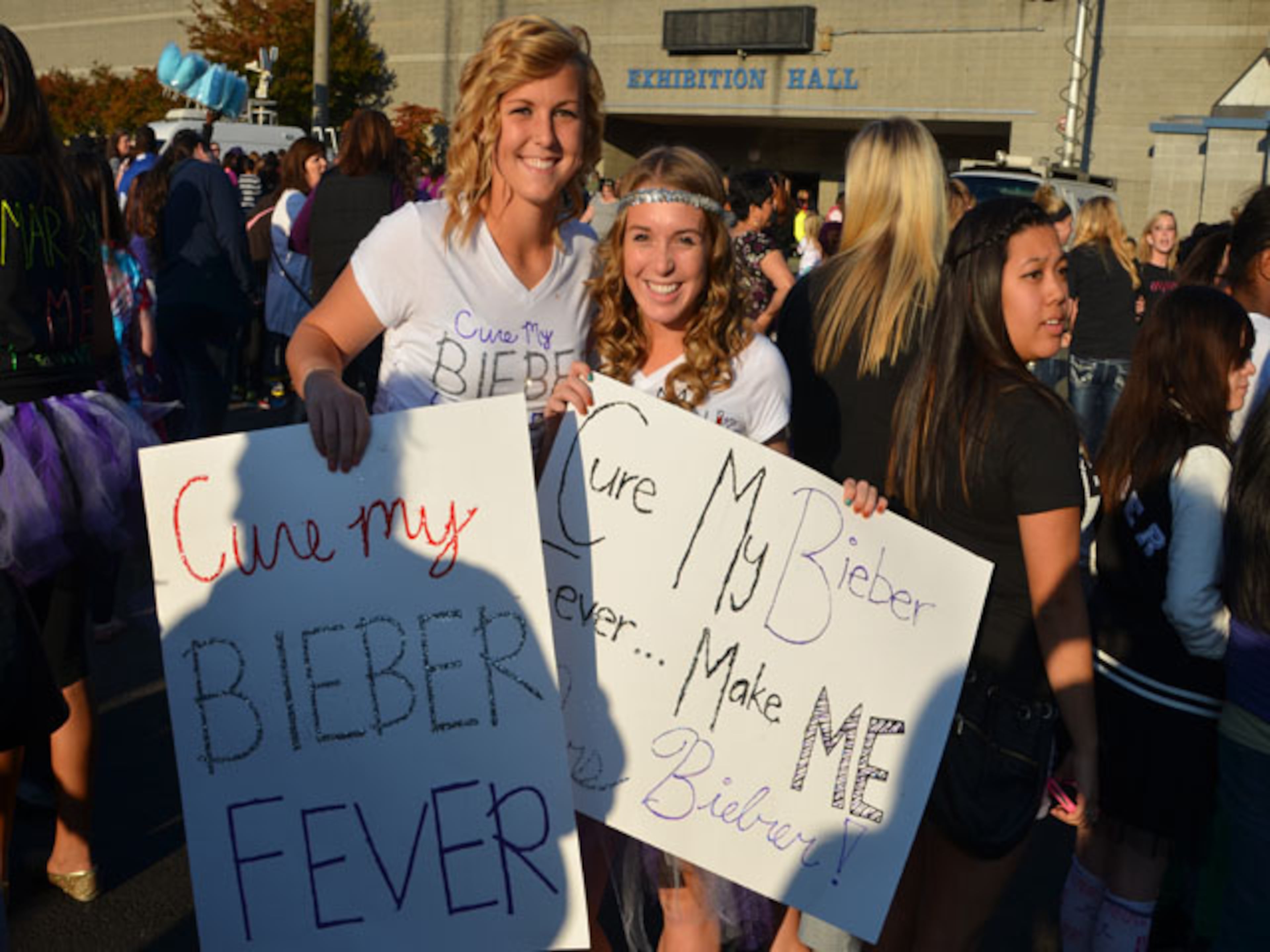 SeattleInsider was there as thousands waited outside the Tacoma Dome hoping to catch a glimpse of Bieber.