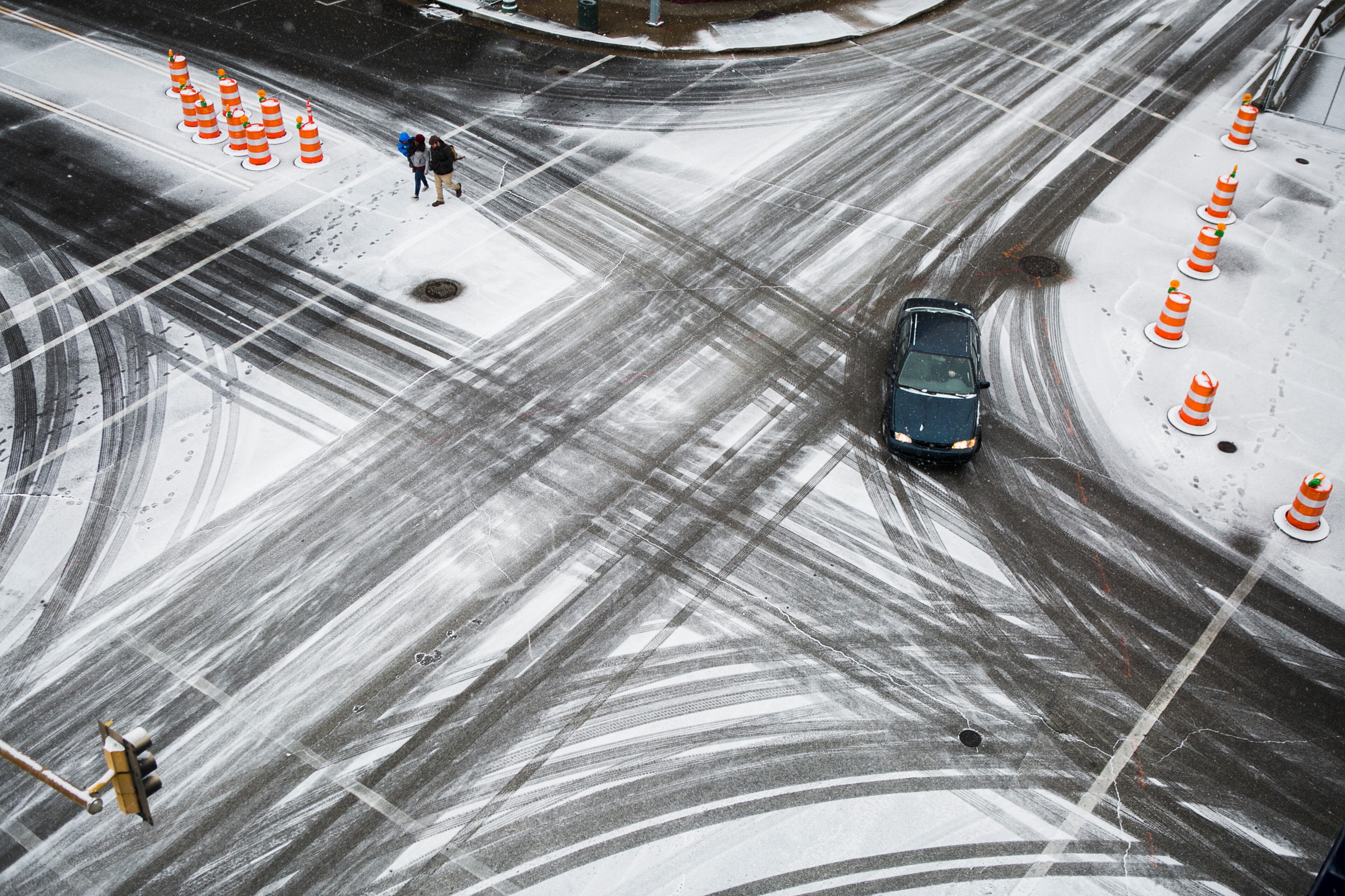 People walk along Second St. in downtown Memphis, Tenn., as snow falls in the area on Friday, Jan. 6, 2017. (Yalonda M. James/The Commercial Appeal via AP)