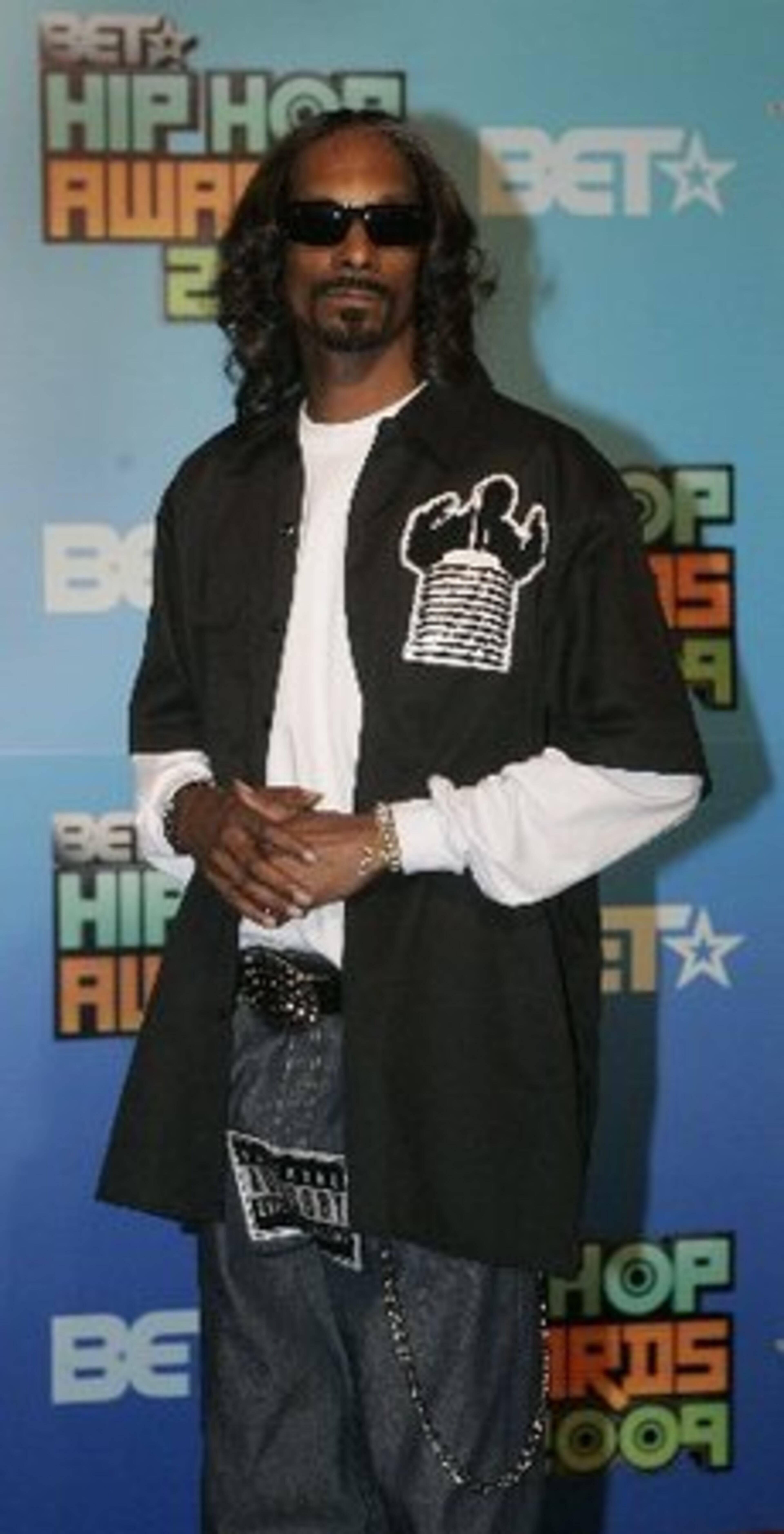Snoop walks the red carpet with a parental advisory for his ... let's just say it's an interesting fashion statement.