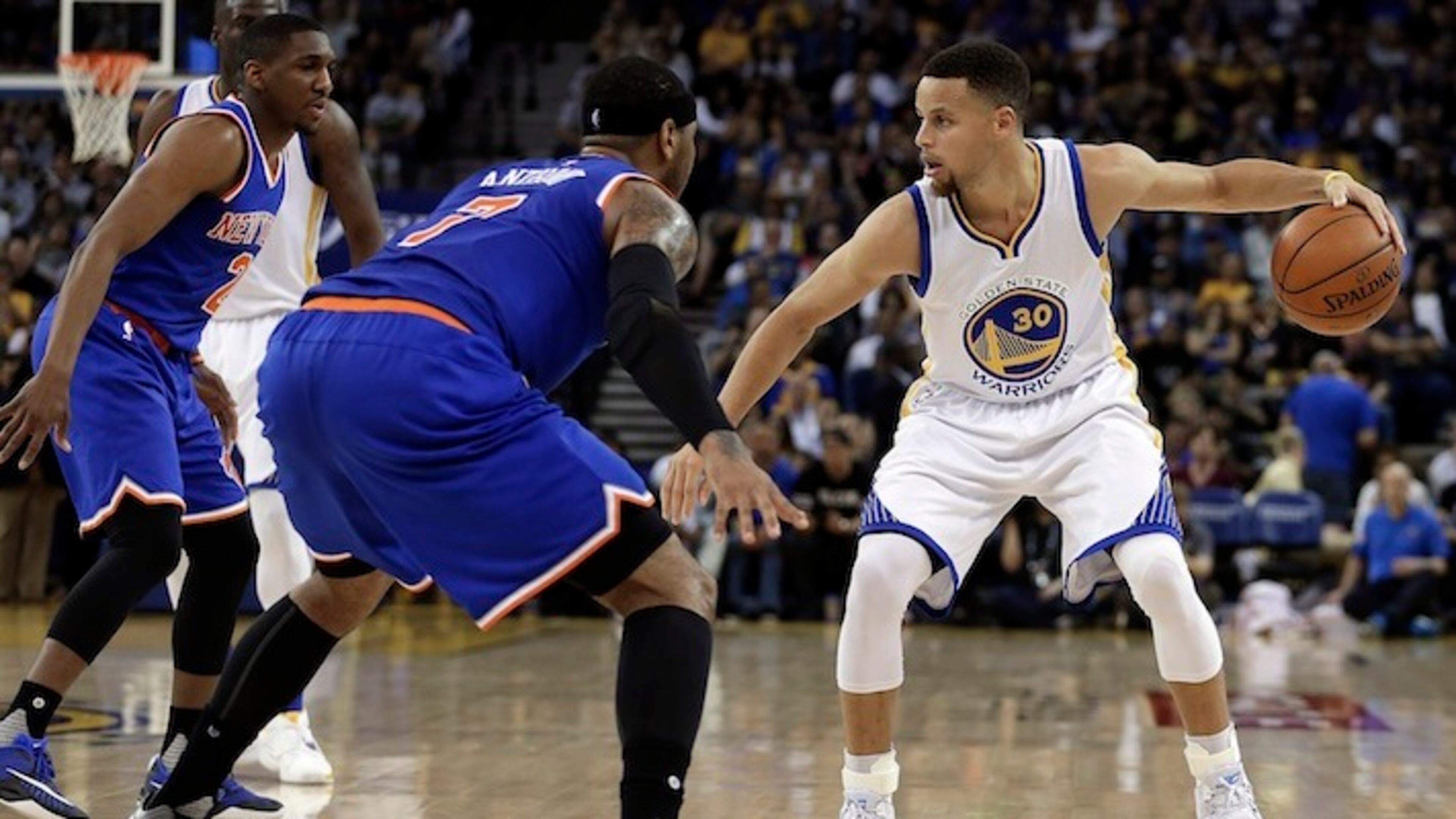 Golden State Warriors' Stephen Curry, right, is defended by New York Knicks' Langston Galloway, left, and Carmelo Anthony (7) during the second half of an NBA basketball game Wednesday, March 16, 2016, in Oakland, Calif. (AP Photo/Ben Margot)