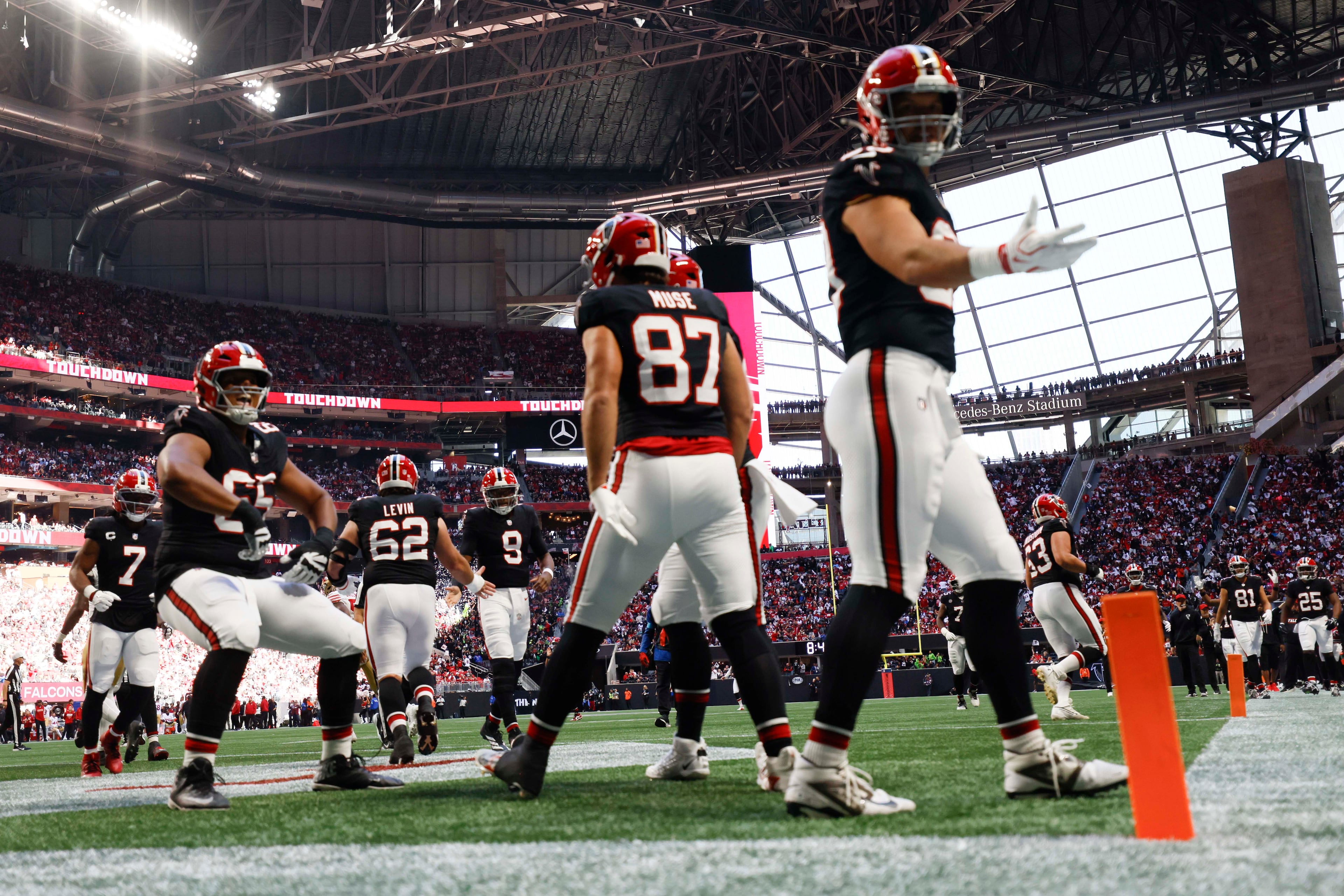 Atlanta Falcons players celebrate with tight end Nick Muse (87), center, after scoring a touchdown in the first half of a football game against the San Francisco 49ers at Mercedes-Benz Stadium in Atlanta, GA, on Sunday, Oct. 25, 2026. (Miguel Martinez/AJC)