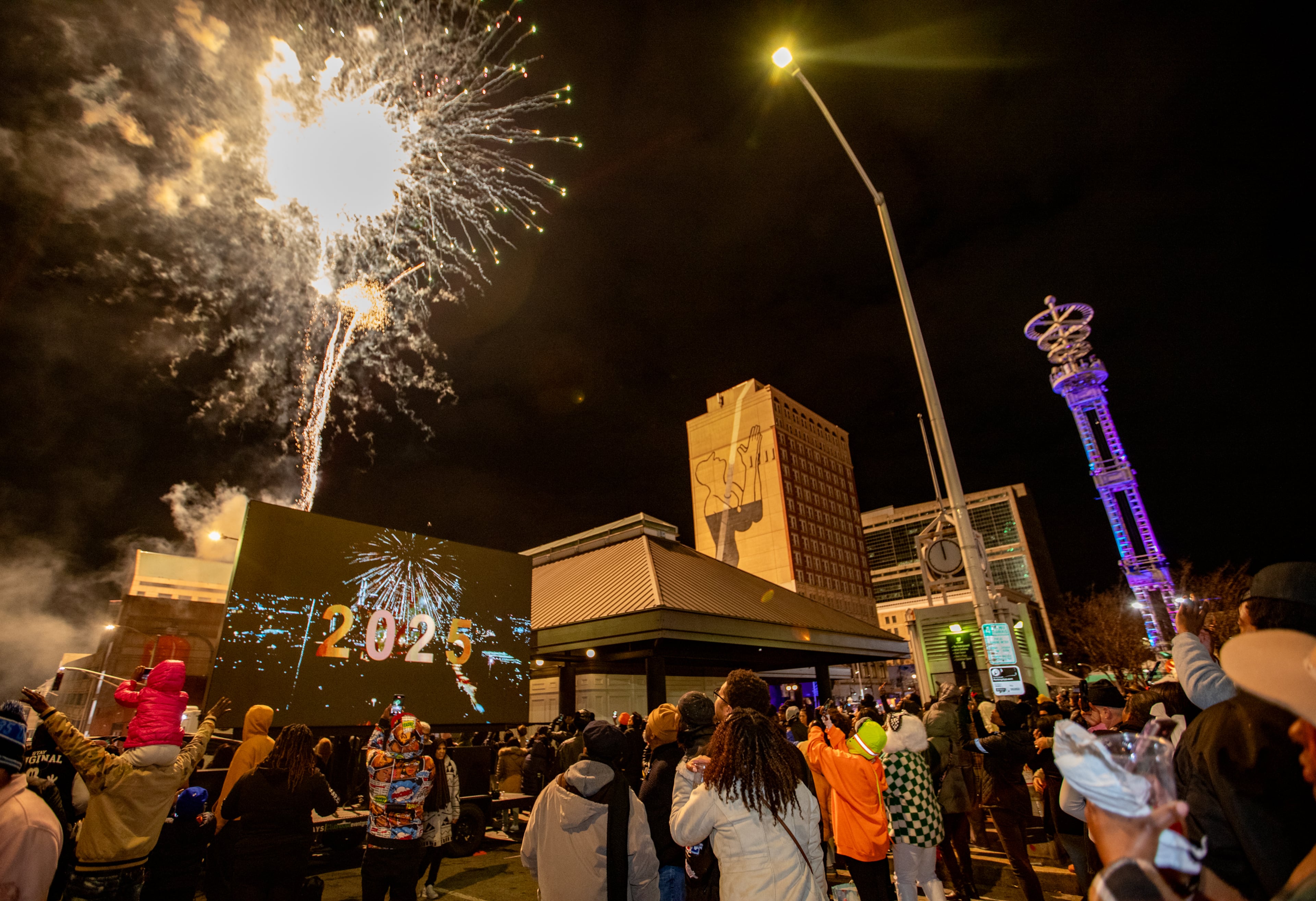The Peach Drop at Underground Atlanta. (Jenni Girtman for The Atlanta Journal-Constitution)