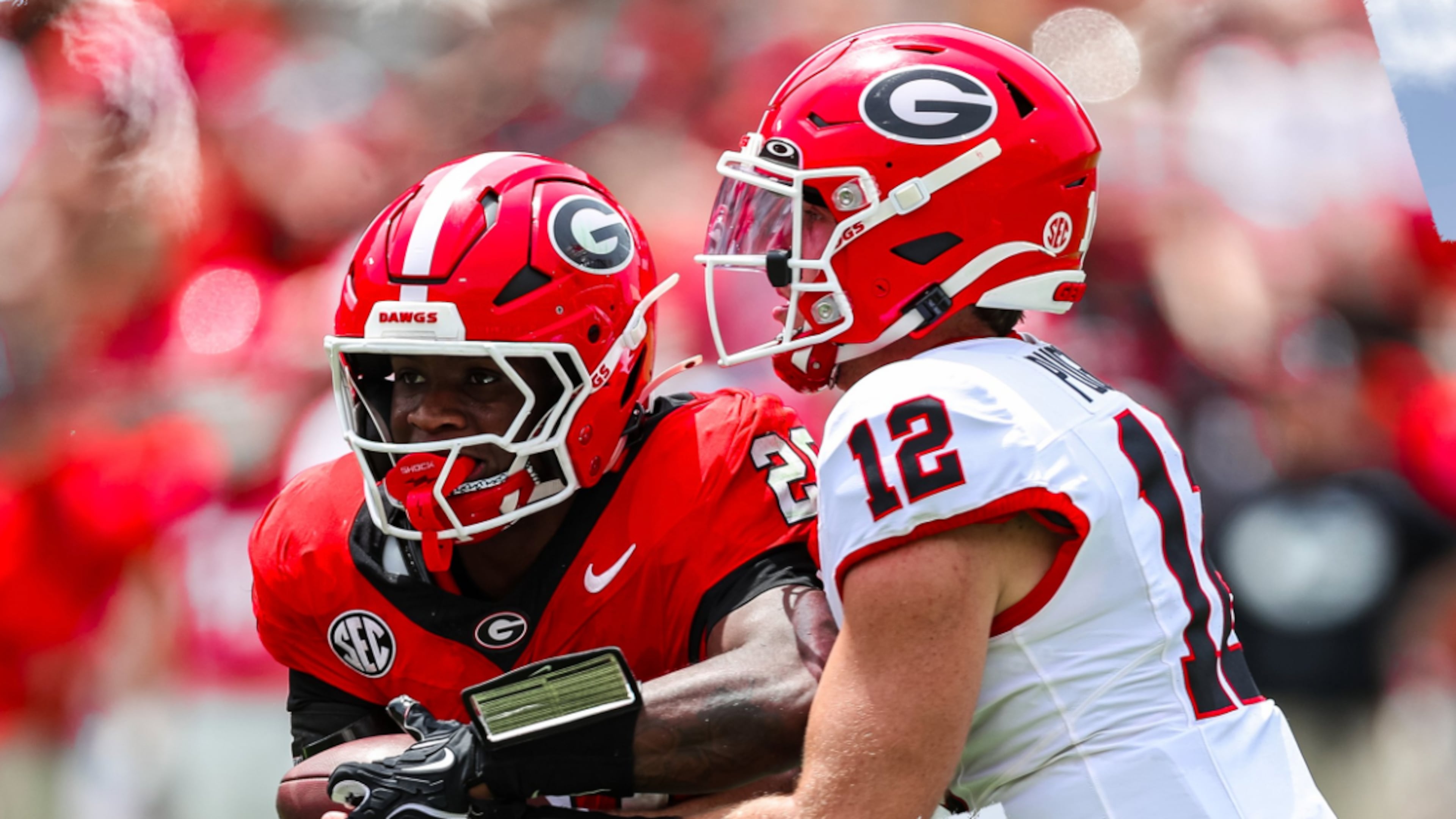 Ryan Puglisi hands the ball off to Dwight Phillips Jr. during Georgia's spring game, Courtesy of @GeorgiaFootball/X)