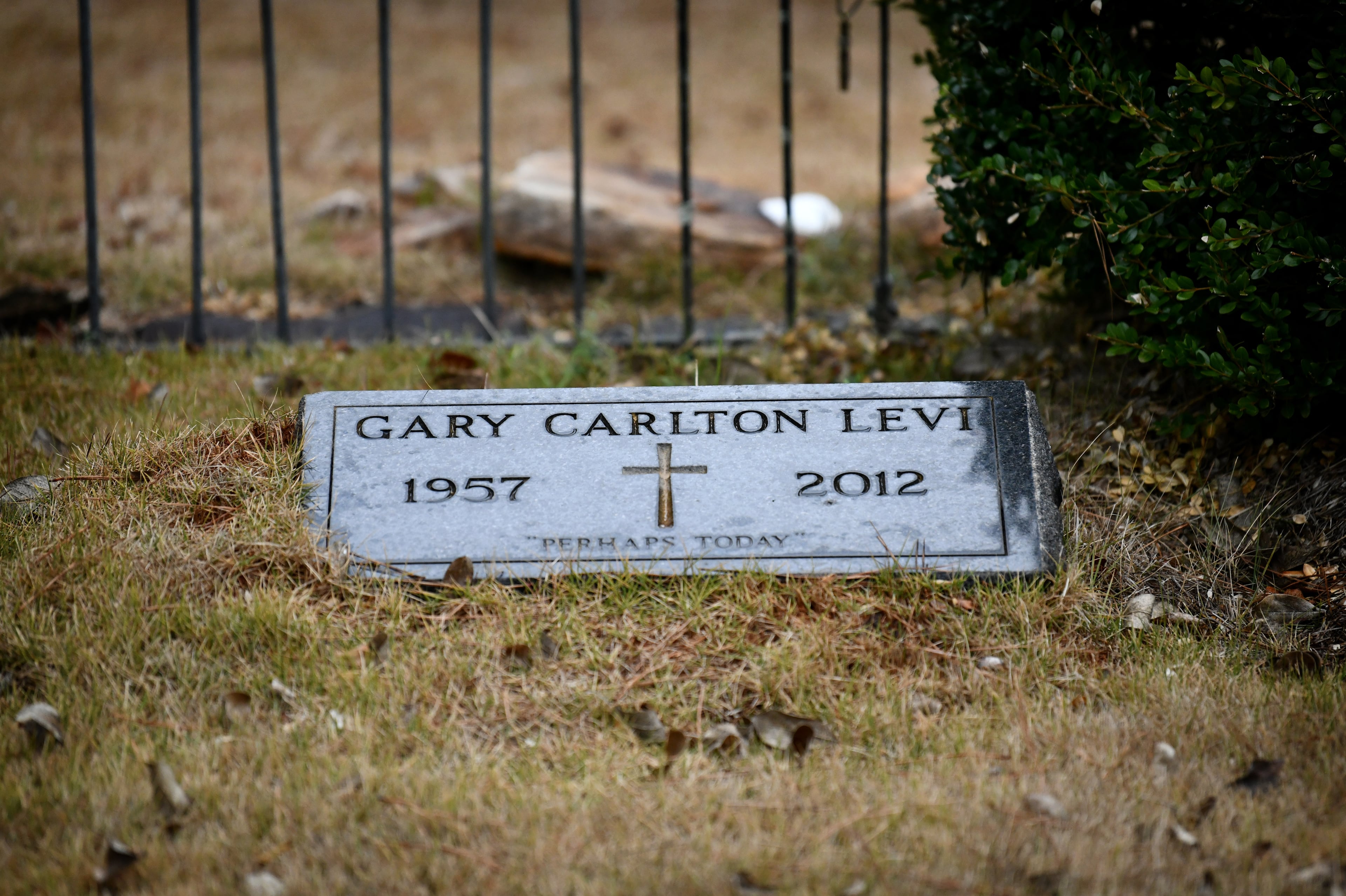 Gary Levi's headstone. (Hyosub Shin/AJC)
