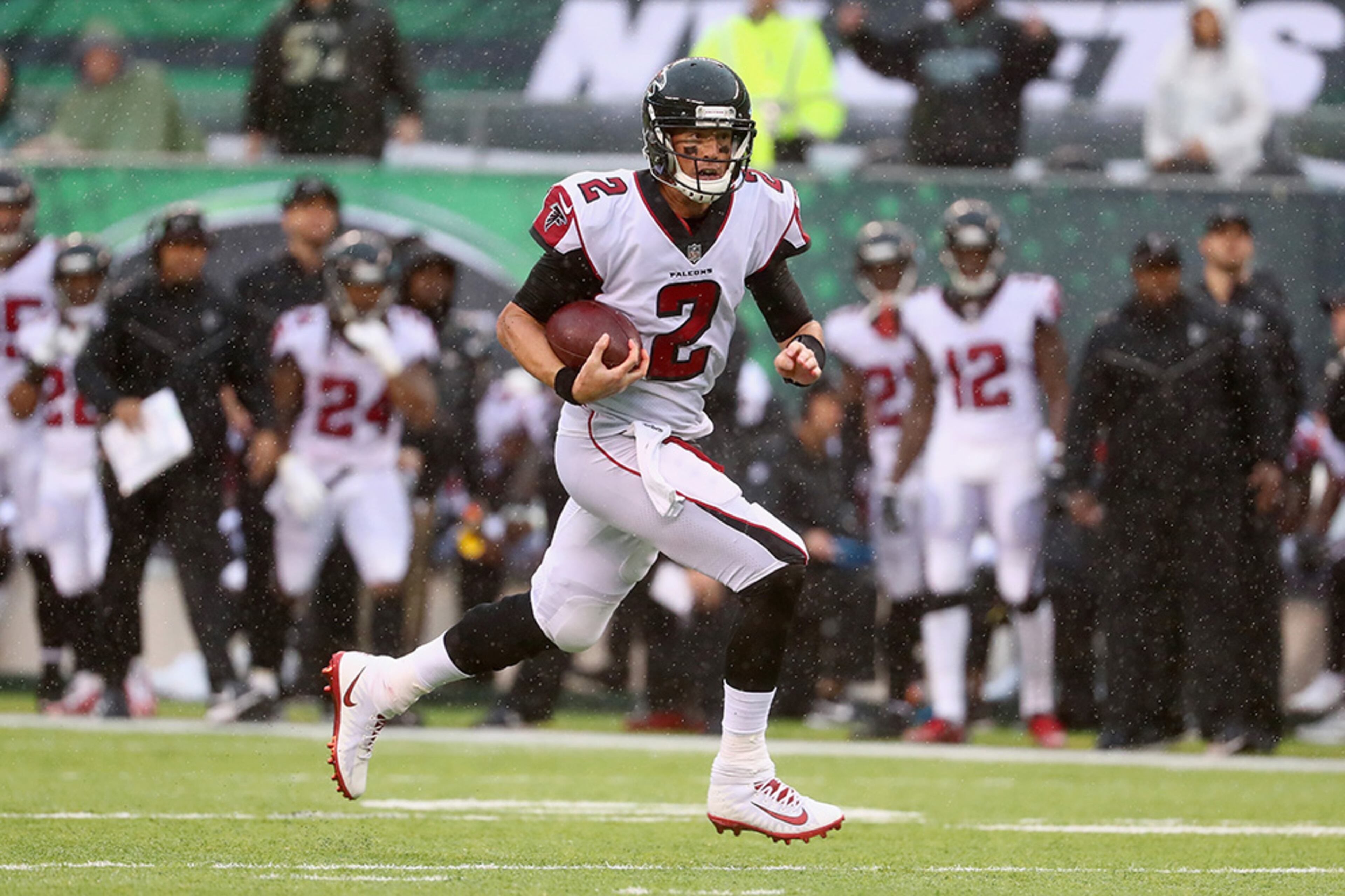 EAST RUTHERFORD, NJ - OCTOBER 29: Quarterback Matt Ryan #2 of the Atlanta Falcons runs the ball against the New York Jets during the first half of the game at MetLife Stadium on October 29, 2017 in East Rutherford, New Jersey. (Photo by Al Bello/Getty Images)