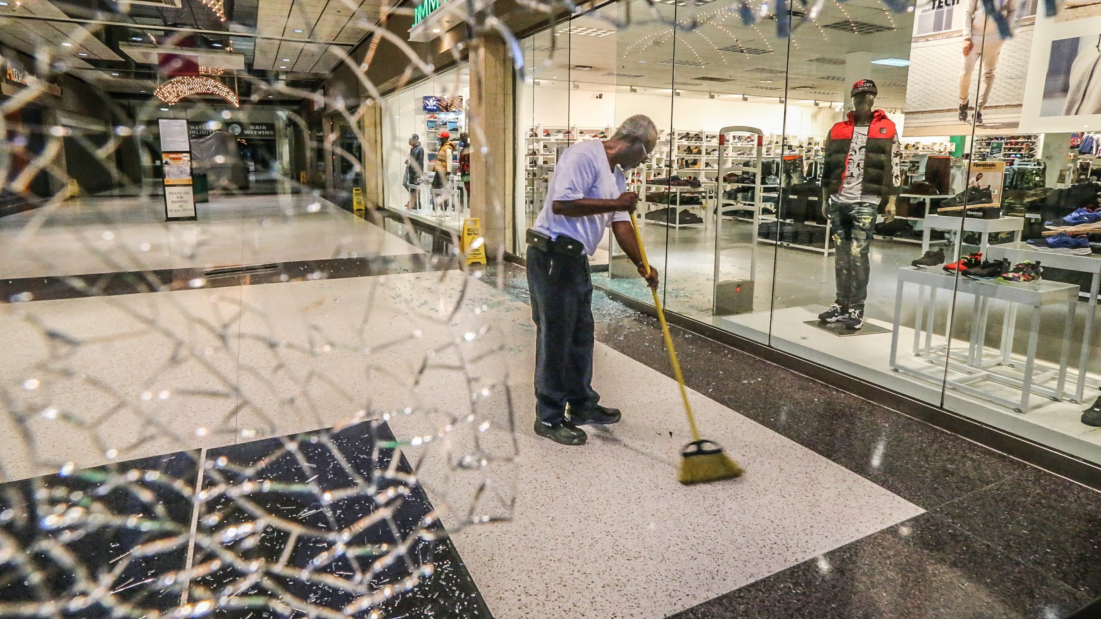 Thieves broke into the Jimmy Jazz store inside The Mall West End on Mon., Sept. 21, 2015. JOHN SPINK / JSPINK@AJC.COM