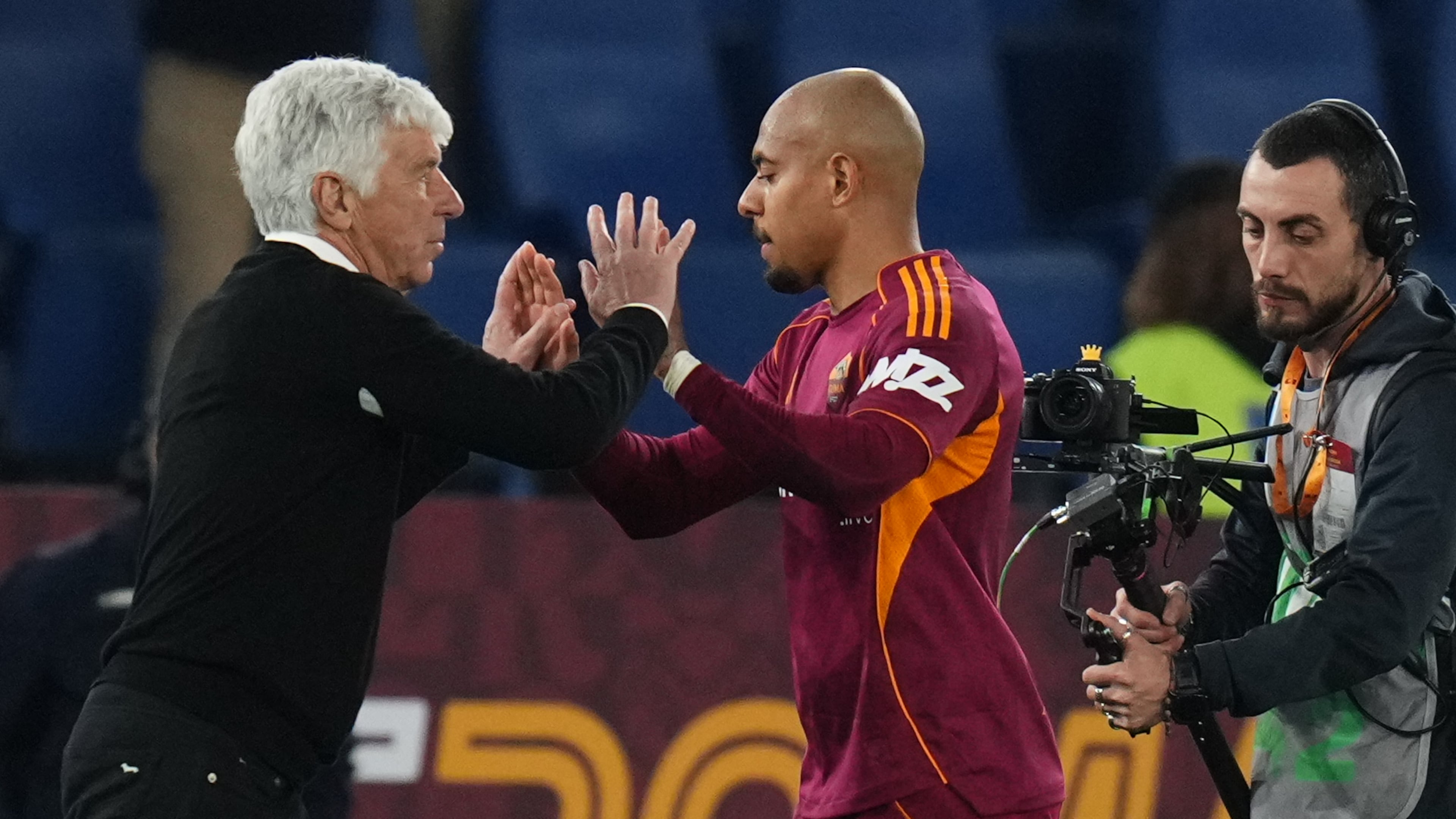 Roma's head coach Gian Piero Gasperini substitutest Donyell Malen during a Seria A soccer match between Roma and Pisa n Rome, Italy, Friday, April 10, 2026. (AP Photo/Alessandra Tarantino)
