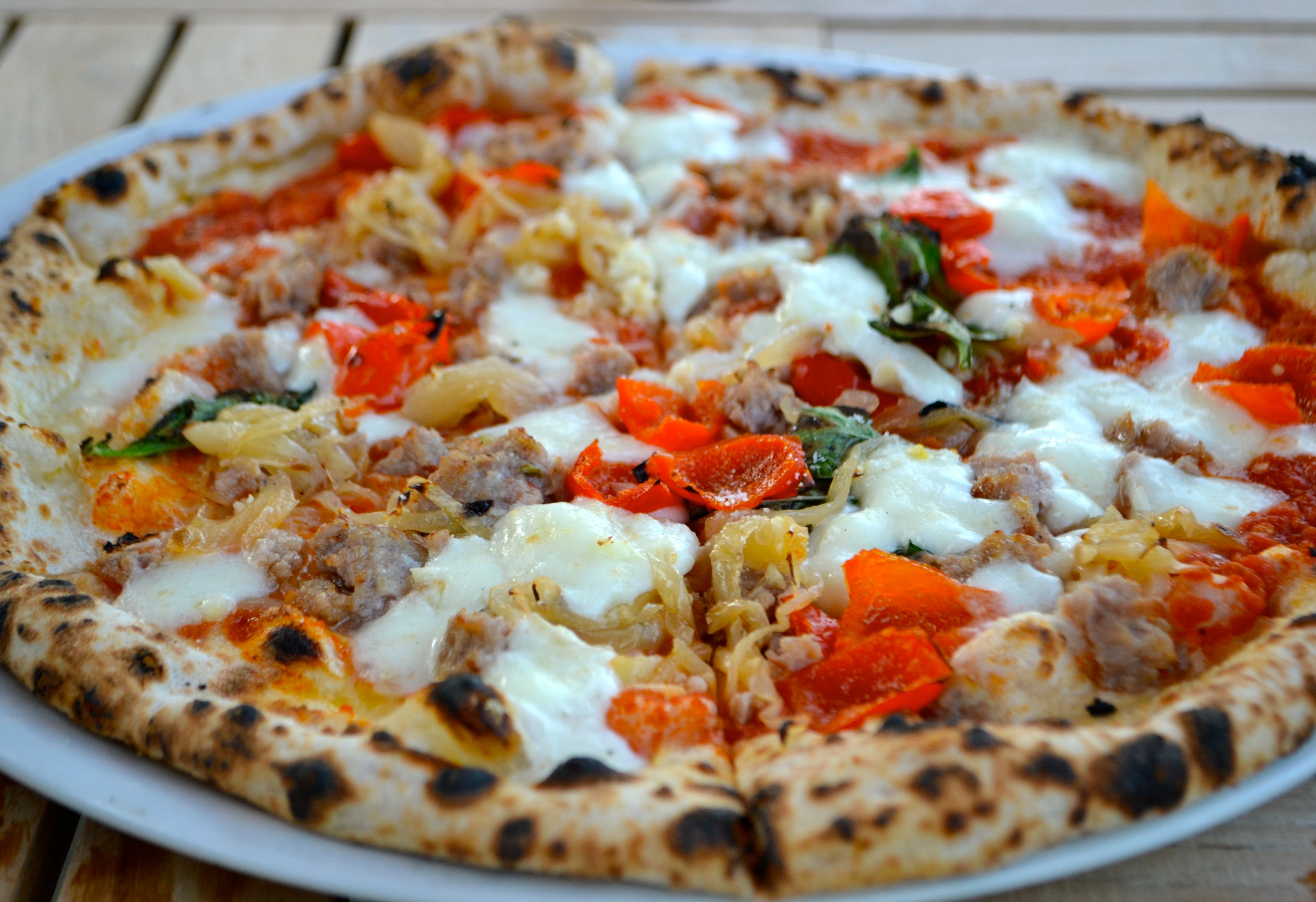 Try the Spacca Napoli, another red saucer, loaded with fennel sausage crumbles, spicy peppadew peppers and golden caramelized onions. (Photos by Jenny Turknett)