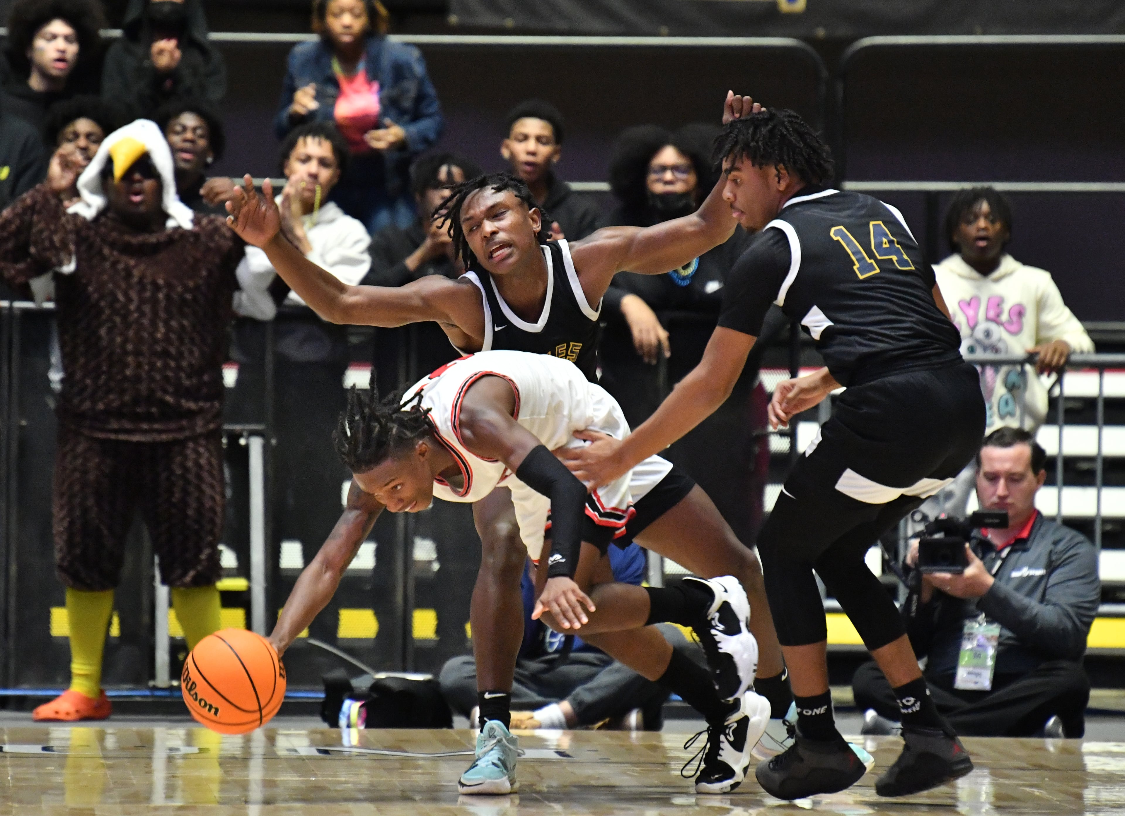 Tri-Cities' Simeon Cottle (left) goes for the loose ball during the 2022 GHSA State Basketball Class AAAAA Boys Championship game at the Macon Centreplex in Macon on Thursday, March 10, 2022. Tri-Cities won 67-59 over Eagle's Landing. (Hyosub Shin / Hyosub.Shin@ajc.com)