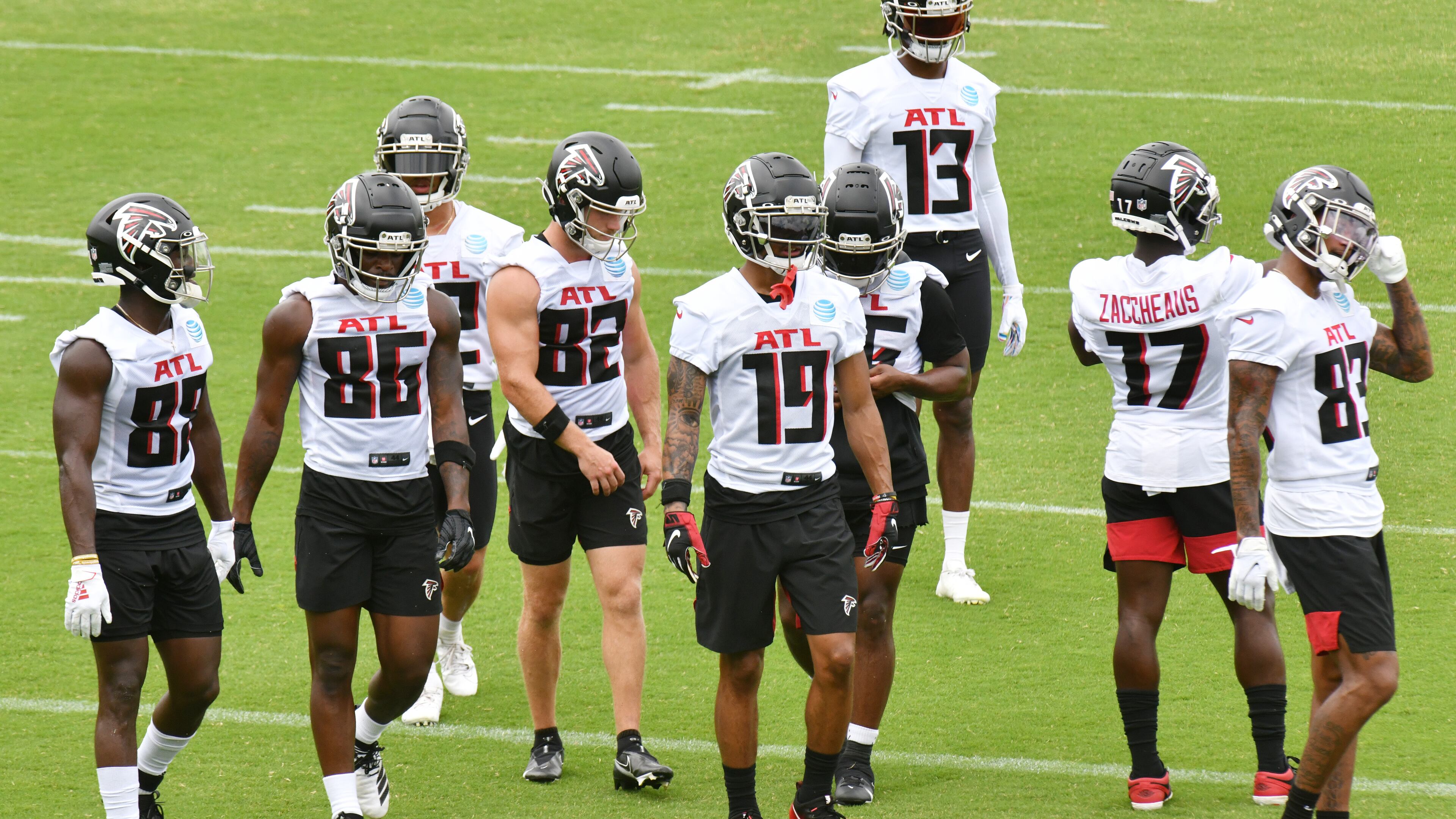 Falcons offensive players run a drill during a mandatory minicamp Wednesday, June 9, 2021, in Flowery Branch. (Hyosub Shin / Hyosub.Shin@ajc.com)